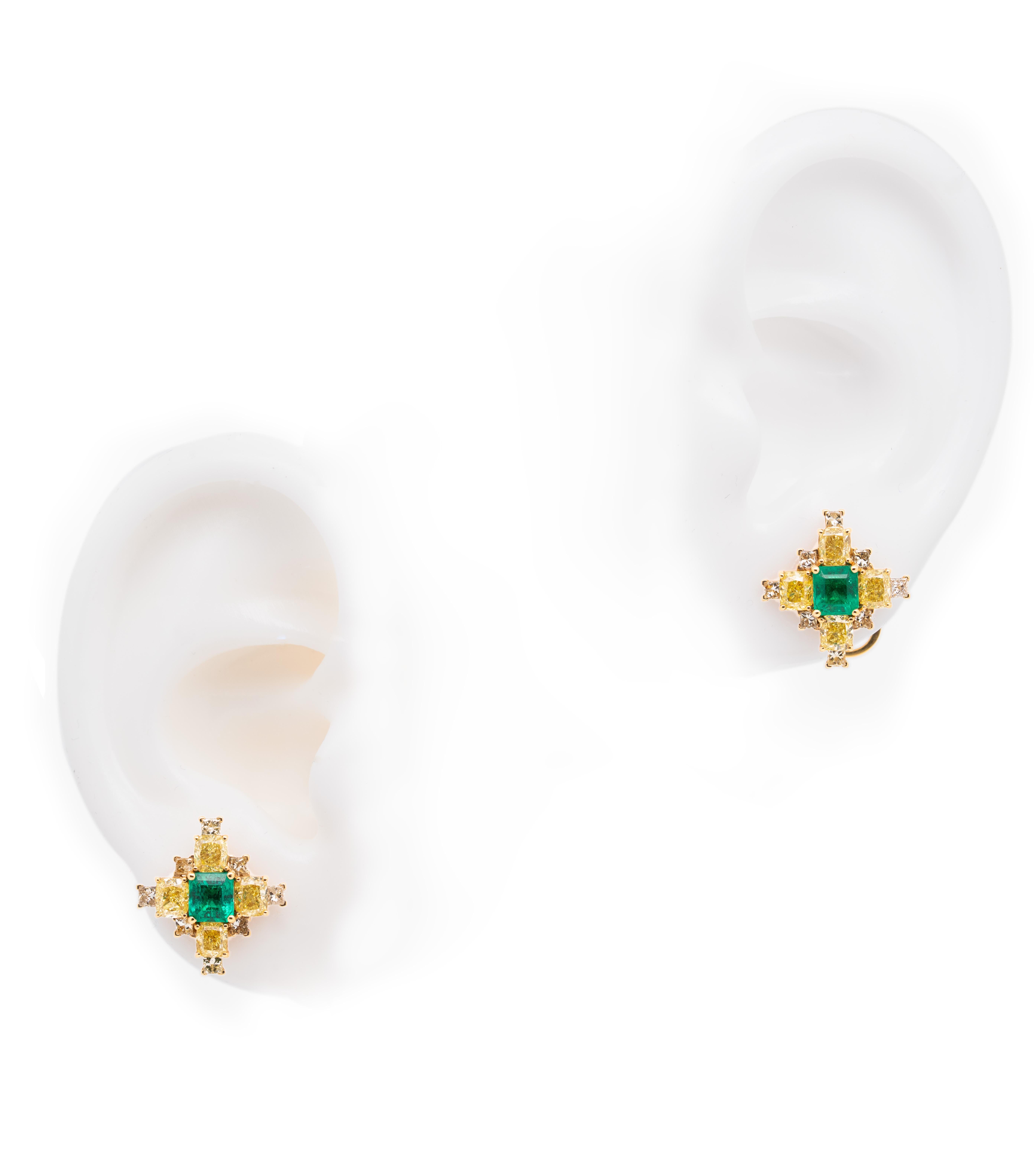 Austy Lee présente une paire de boucles d'oreilles imprégnées de la grandeur du design du XVIIIe siècle, réimaginées avec une sensibilité moderne. Chaque boucle d'oreille forme un motif en croix saisissant, élaboré à partir de trois dimensions