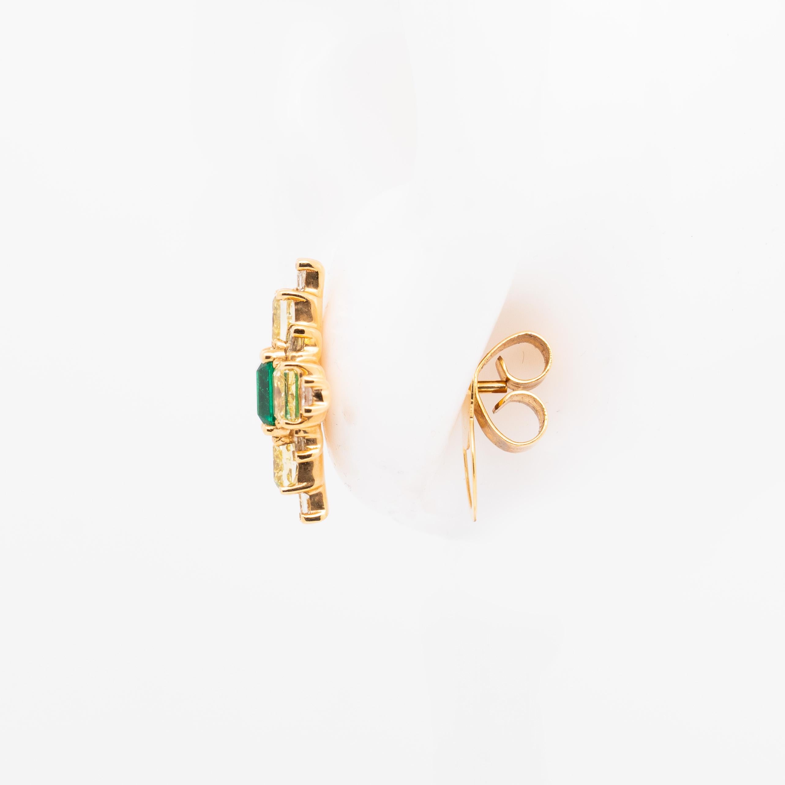 Taille mixte Boucles d'oreilles en or jaune 18 carats, émeraude colombienne de 1,19 carat et diamant, Austy Lee en vente