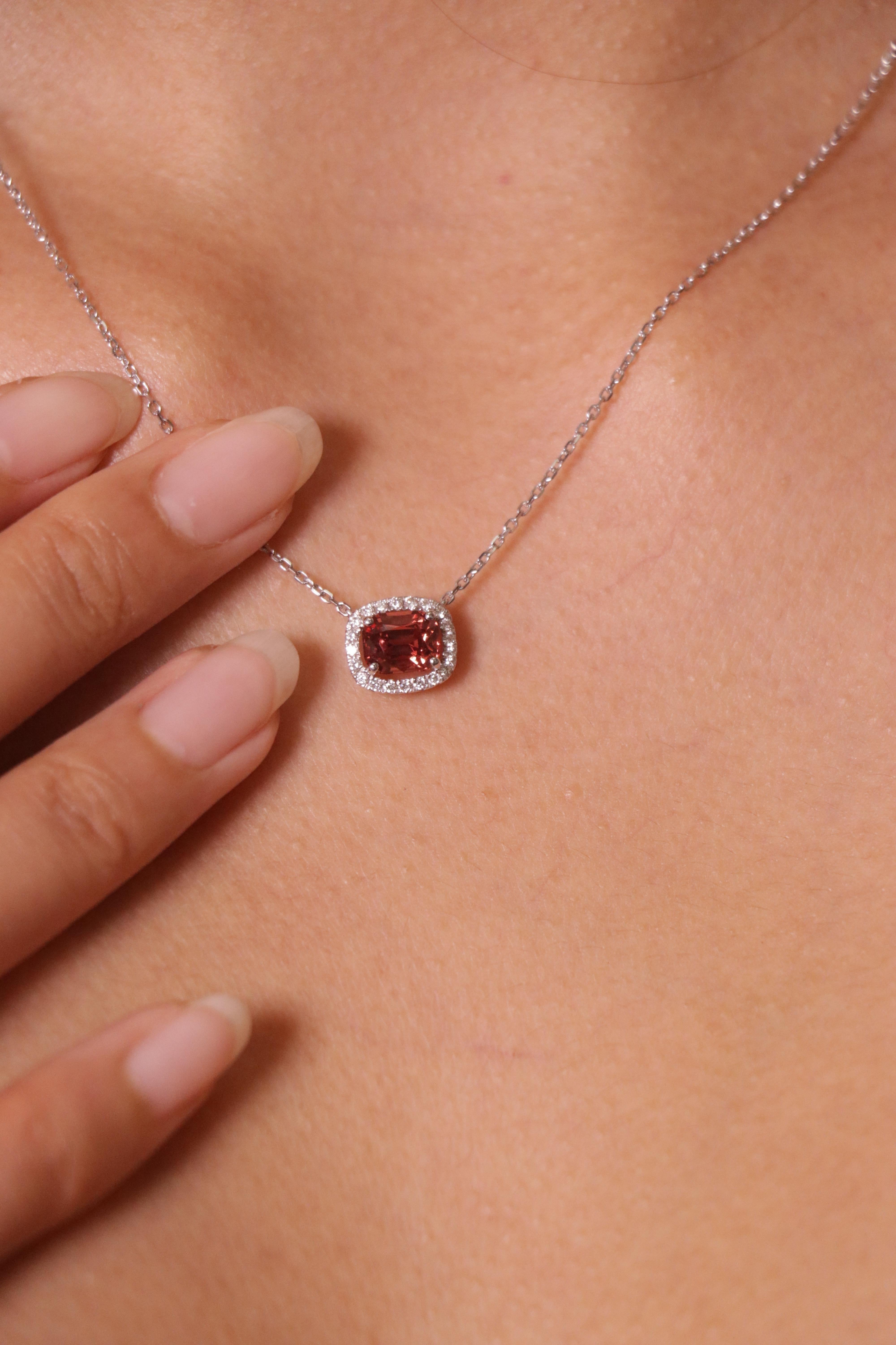 Collana con ciondolo di diamanti bianchi e spinello di Birmania senza calore da 1,19 carati con taglio a cuscino in vendita 4