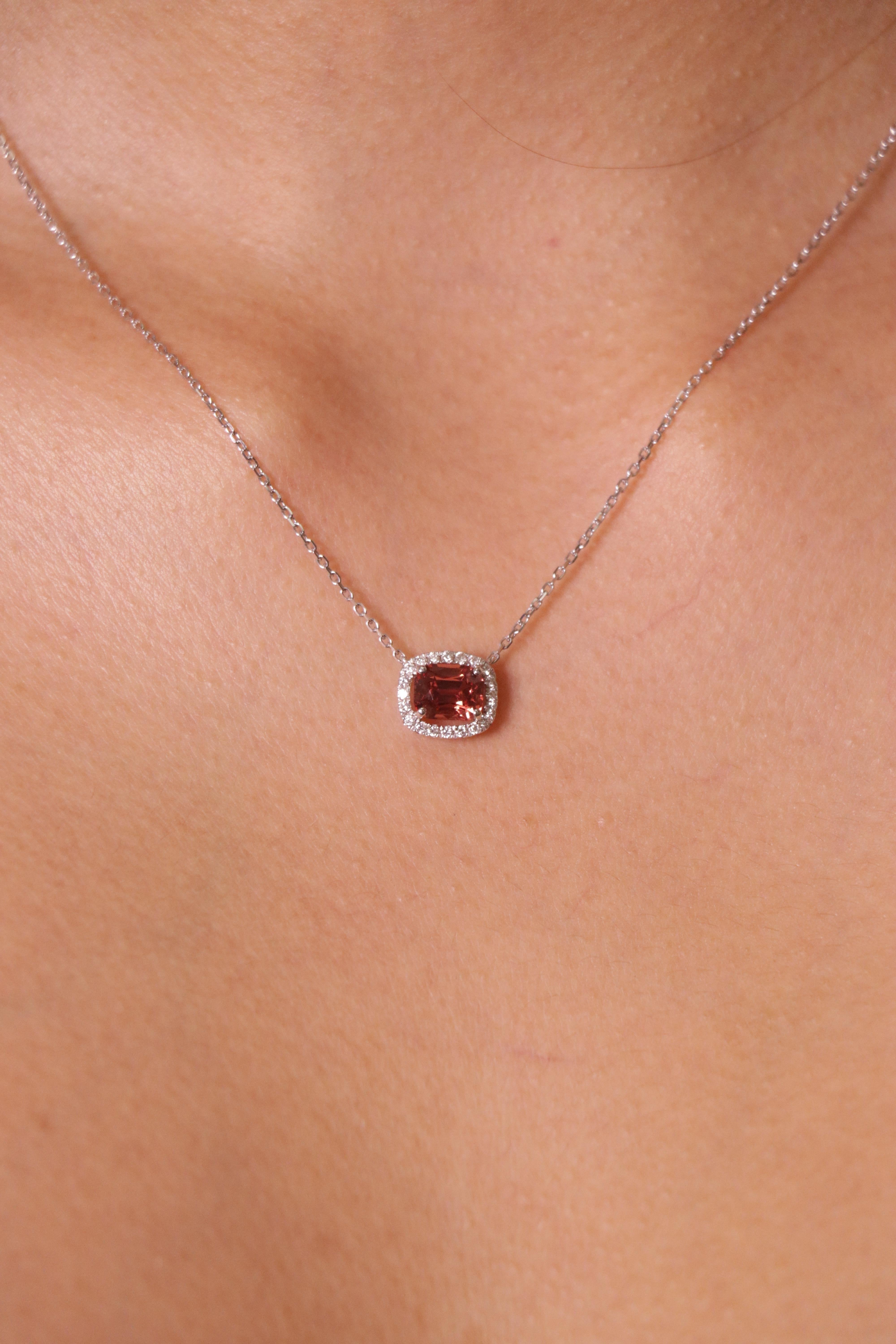 Collana con ciondolo di diamanti bianchi e spinello di Birmania senza calore da 1,19 carati con taglio a cuscino in vendita 3