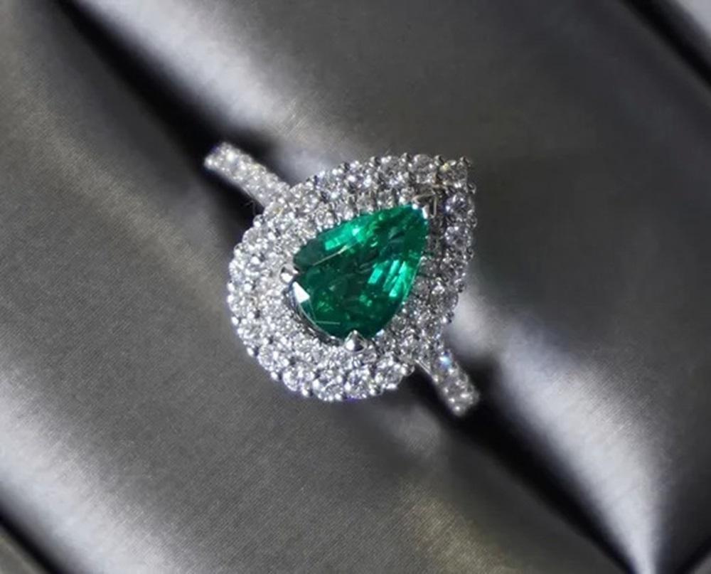 Women's 1.19 Carat Emerald Pear Ring For Sale