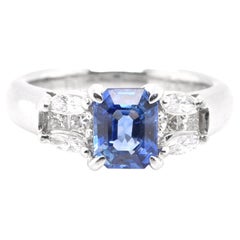 Anello con zaffiro blu naturale da 1,19 carati e diamanti incastonati in platino