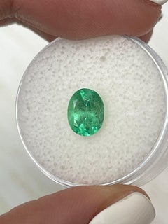 Smeraldo colombiano da 1,19 carati taglio ovale Gemma di maggio di colore verde-giallastro