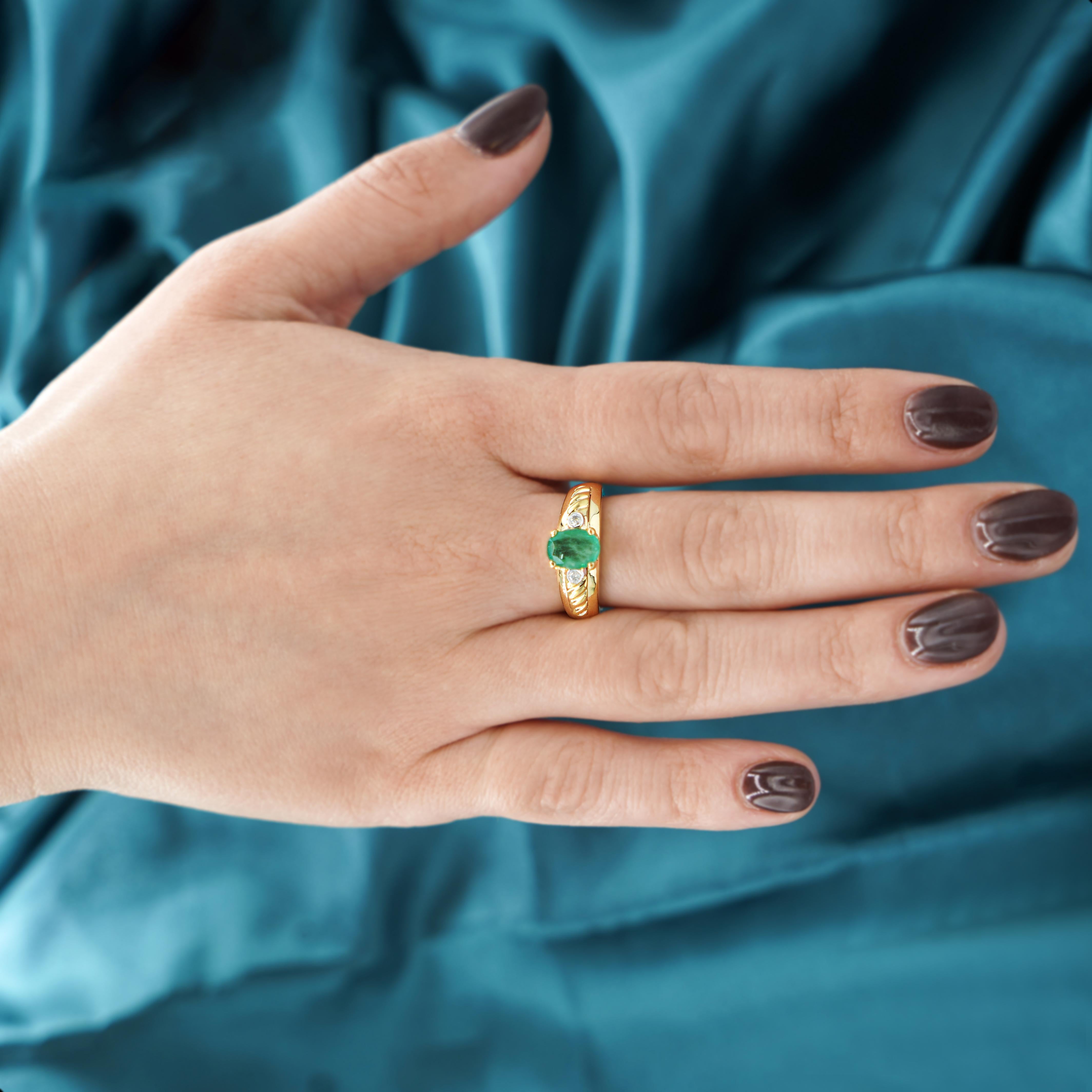 Contemporary 1.19 Carat Oval Cut Emerald & Diamond 14K Gold Statement Ring For Sale