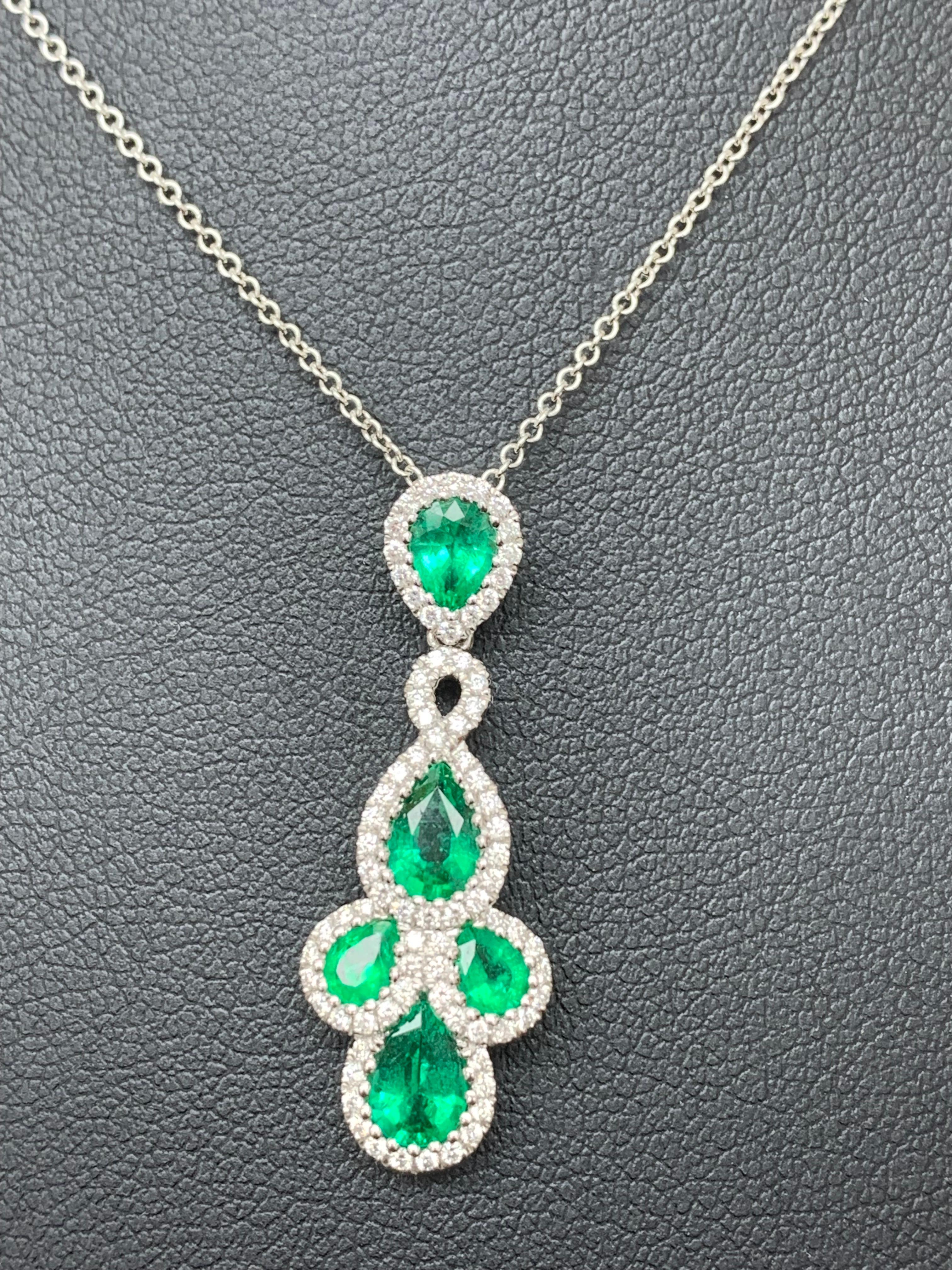 Eine schlichte und klassische Anhänger-Halskette mit 5 birnenförmigen Smaragden von 1,19 Karat und 78 runden Diamanten von 0,28 Karat,  Hergestellt aus 18 Karat Weißgold.

Style ist in verschiedenen Preisklassen erhältlich. Die Preise basieren auf