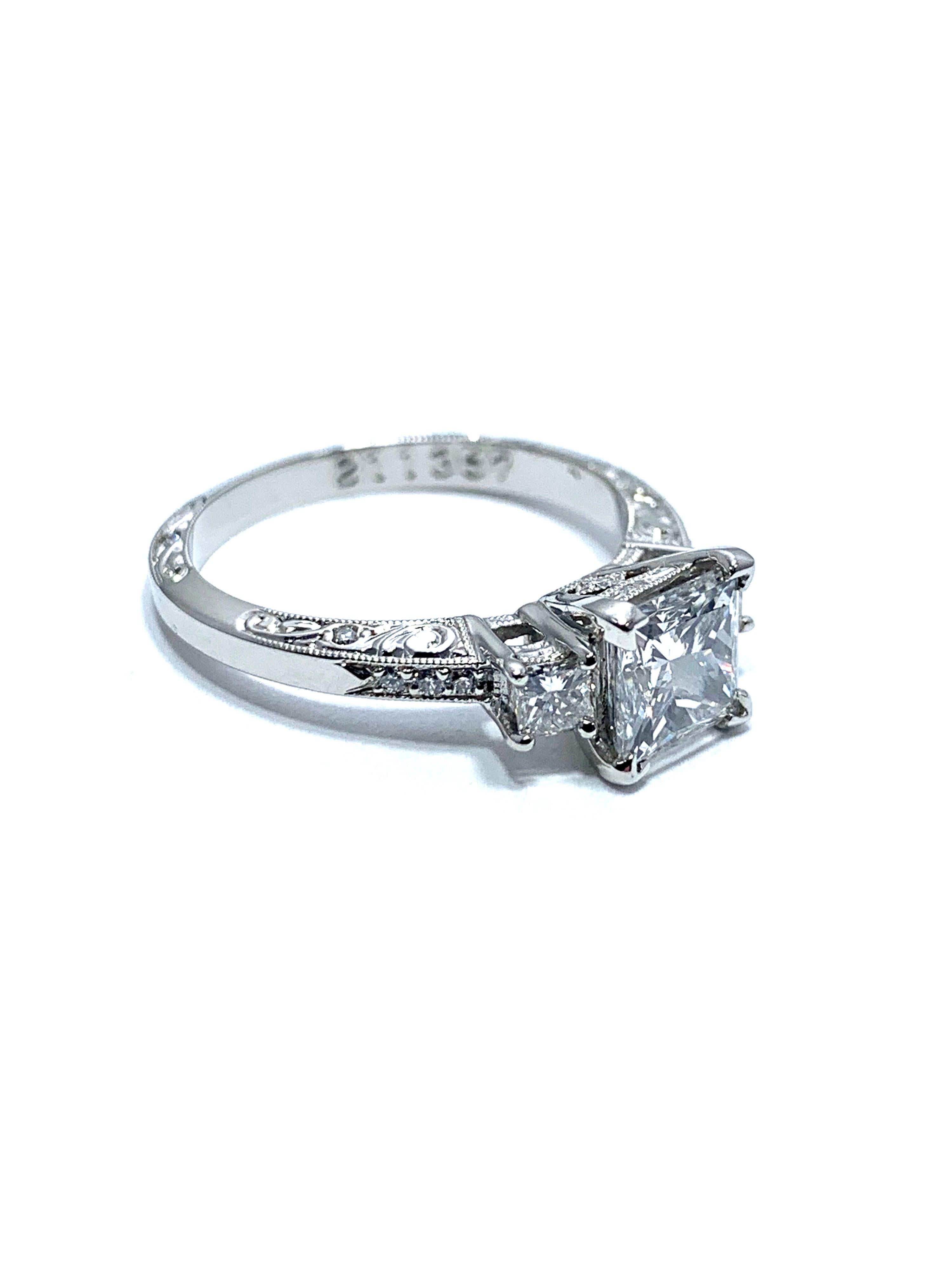 Art déco Bague de fiançailles en platine et diamant taille princesse de 1,19 carat, fabrication artisanale en vente