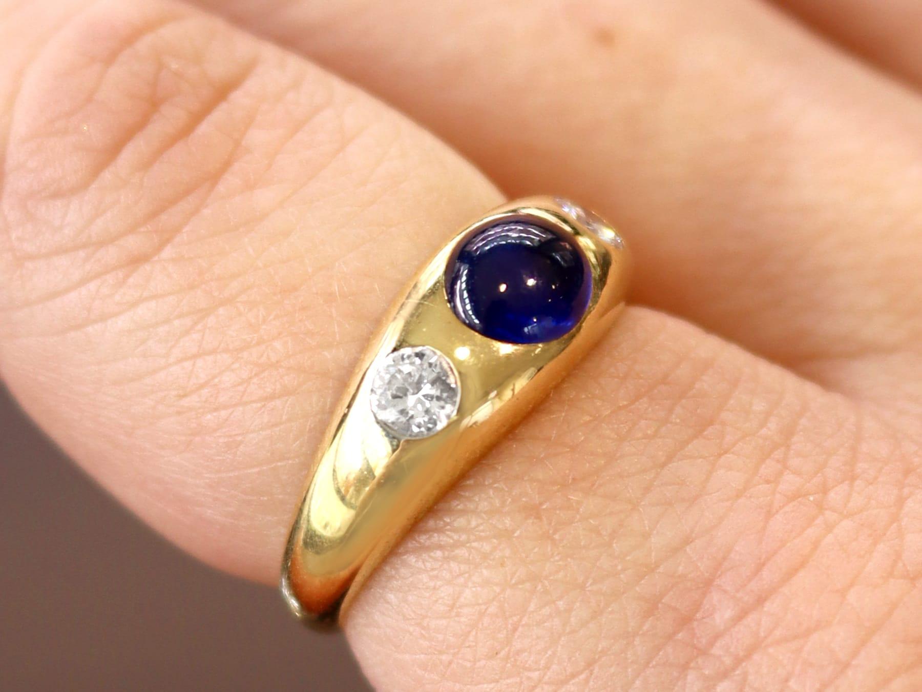 Une belle et impressionnante bague vintage en saphir de 1,19 carat et diamant de 0,42 carat, en or jaune 18 carats ; faisant partie de notre collection variée de bagues vintage en saphir.

Cette bague en saphir vintage, fine et impressionnante, a