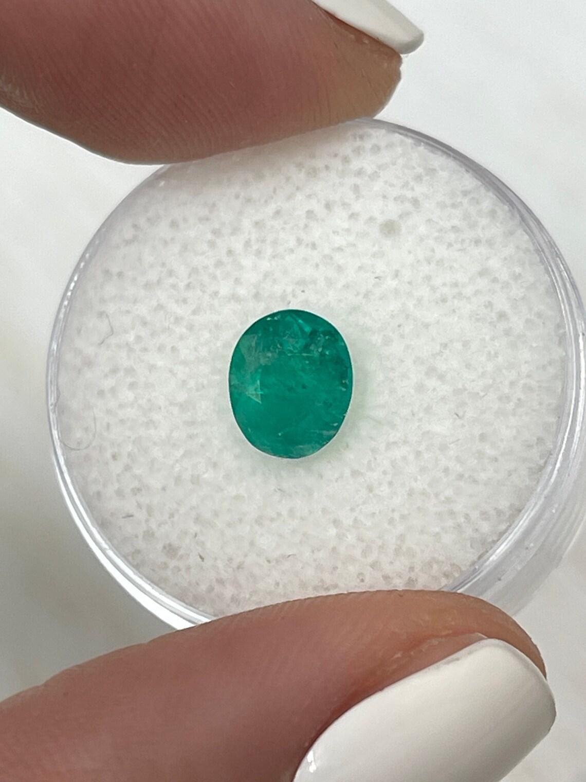 Taille ovale Émeraude ovale verte semi-transparente de 1,19 carat  Pierre de naissance naturelle du mois de mai en vente