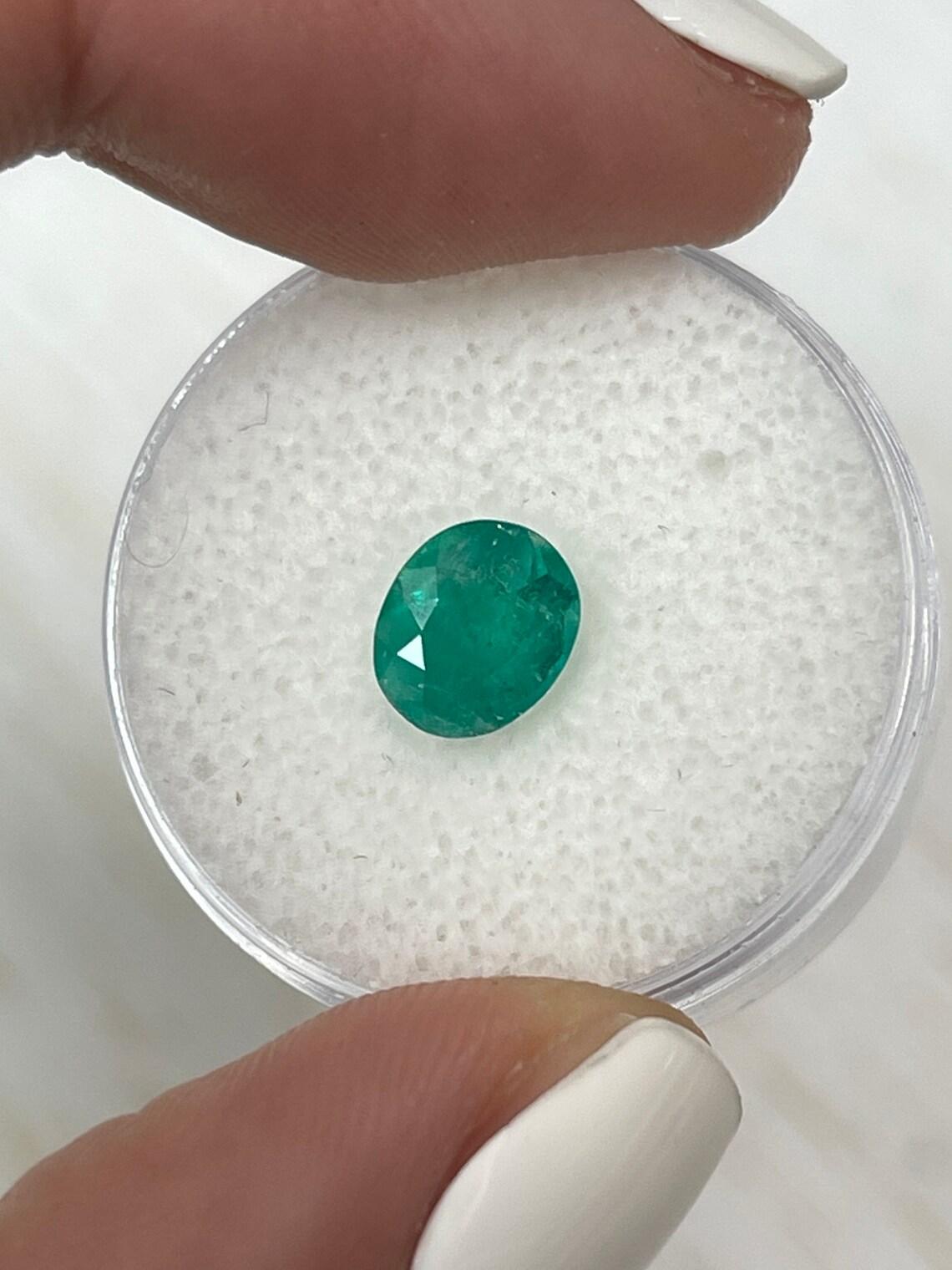 Émeraude ovale verte semi-transparente de 1,19 carat  Pierre de naissance naturelle du mois de mai Pour femmes en vente