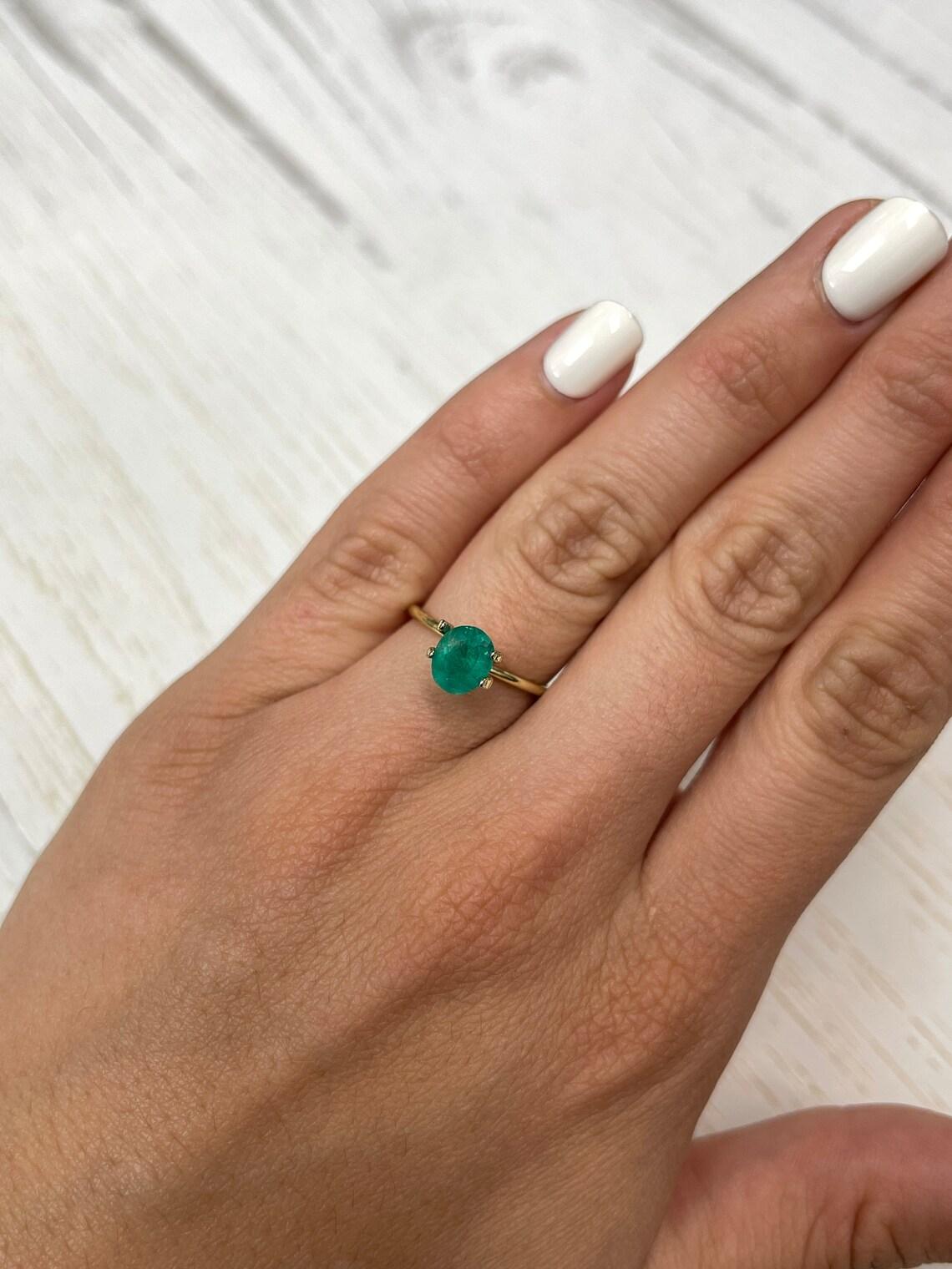 Émeraude ovale verte semi-transparente de 1,19 carat  Pierre de naissance naturelle du mois de mai en vente 3