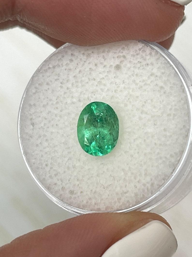 Stein: Smaragd
Gewicht: 1,19 Karat
Form: Ovaler Schliff
Klarheit: Transparent
Lüster: Sehr gut
Farbe: Mittleres gelbliches Grün
Abmessungen: 8,20 mm x 6,52 mm x 4,40 mm
Geografische Herkunft: Kolumbien
Behandlung: Natürlich, Ölen

Anmerkungen: