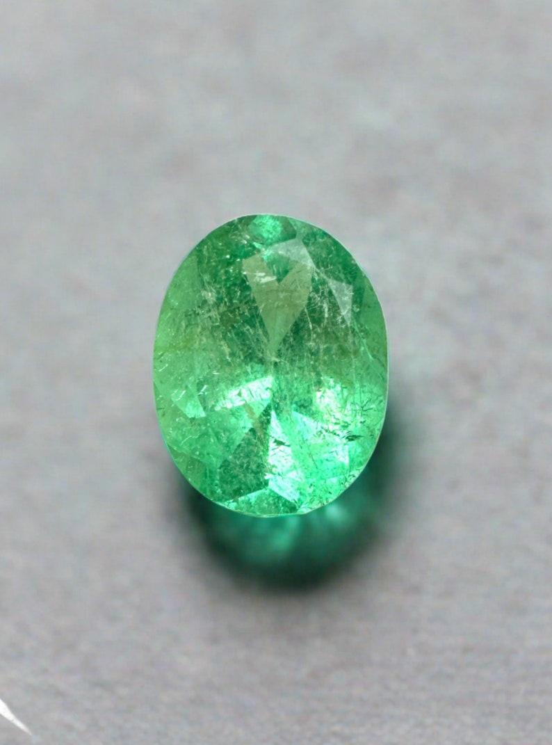 Émeraude colombienne vert jauneâtre de 1,19 carat, pierre de naissance de mai taille ovale