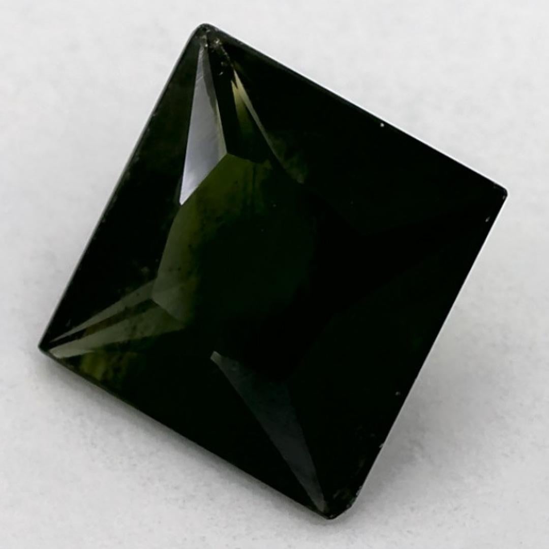 Este zafiro azul natural ofrece elegancia y sofisticación. Con su rica saturación de color y su corte preciso, es la pieza central perfecta para un anillo de compromiso o un diseño de joyería de lujo.

Este zafiro es originario de Sri Lanka