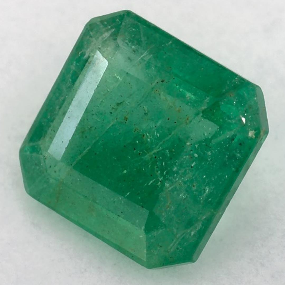 Con un vibrante tono verde, la piedra de nacimiento de mayo es un símbolo del renovado crecimiento primaveral. 

Explora la vibrante colección de esmeraldas, rubíes y zafiros de nuestra tienda, disponibles como gemas sueltas y combinadas con nuestra