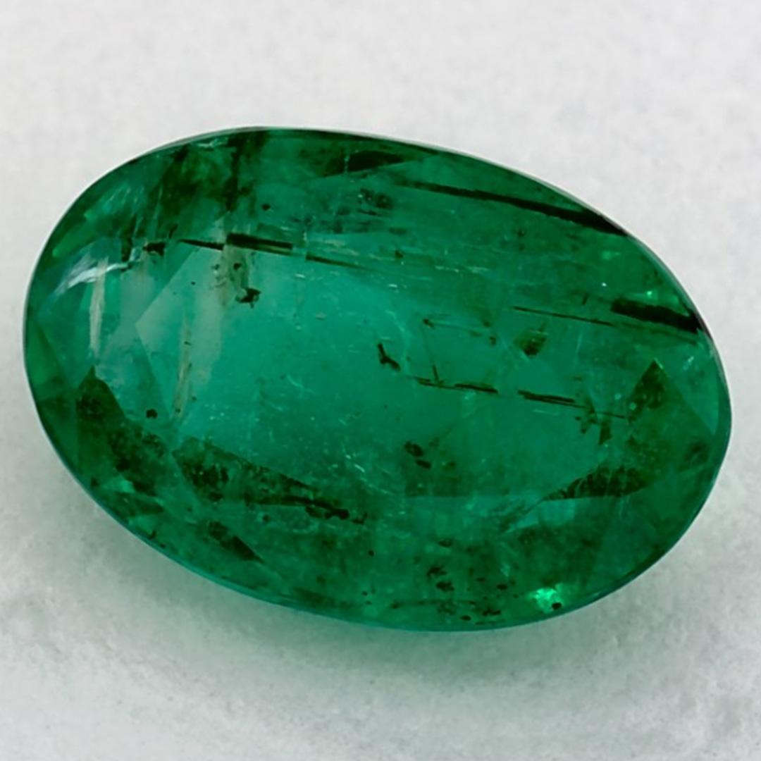 Con una vibrante tonalità di colore verde, la pietra natale di maggio è un simbolo della rinnovata crescita primaverile. 

Esplora la vivace collezione di smeraldi, rubini e zaffiri nel nostro negozio, disponibili come gemme sciolte e abbinabili