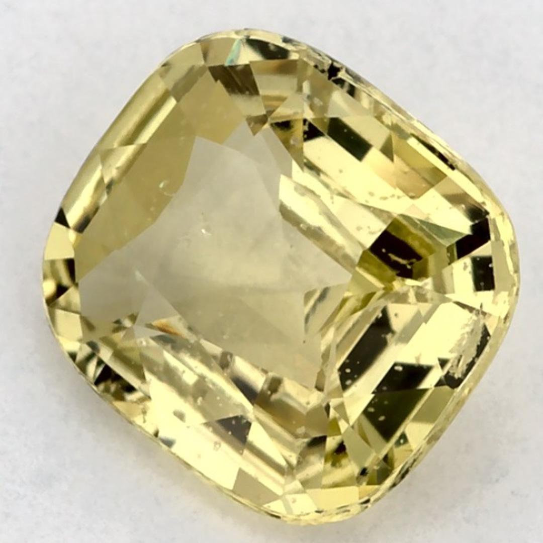 Este zafiro verde natural ofrece elegancia y sofisticación. Con su rica saturación de color y su corte preciso, es la pieza central perfecta para un anillo de compromiso o un diseño de joyería de lujo.

Este zafiro procede de Sri Lanka (Ceilán),