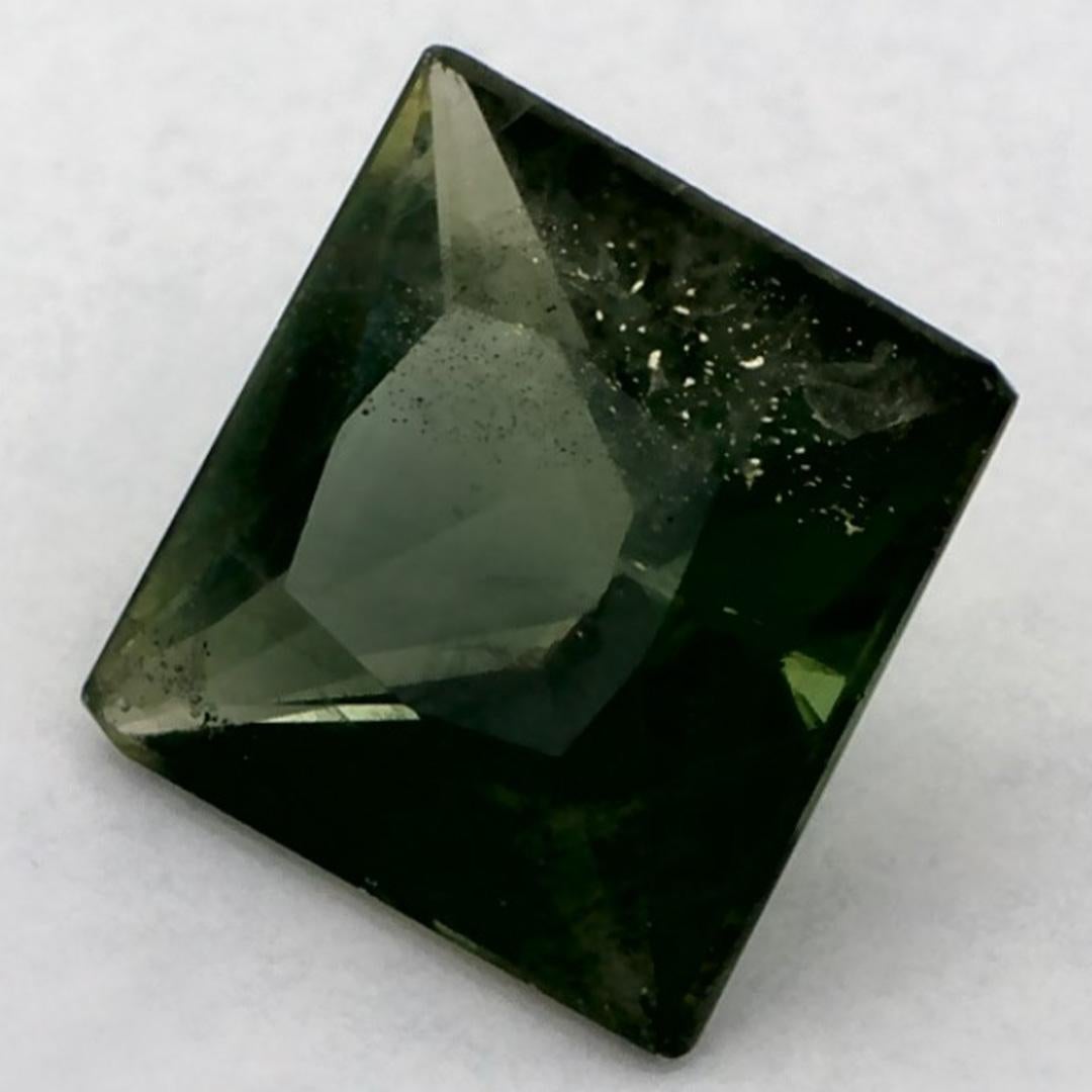 Este zafiro azul natural ofrece elegancia y sofisticación. Con su rica saturación de color y su corte preciso, es la pieza central perfecta para un anillo de compromiso o un diseño de joyería de lujo.

Este zafiro es originario de Sri Lanka