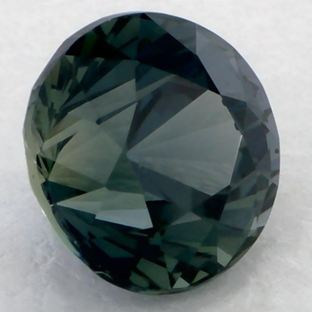 Questo zaffiro verde naturale offre eleganza e raffinatezza. Con la sua ricca saturazione del colore e il taglio preciso, è il centro perfetto per un anello di fidanzamento o un design di gioielli di lusso.

Questo zaffiro proviene dallo Sri Lanka