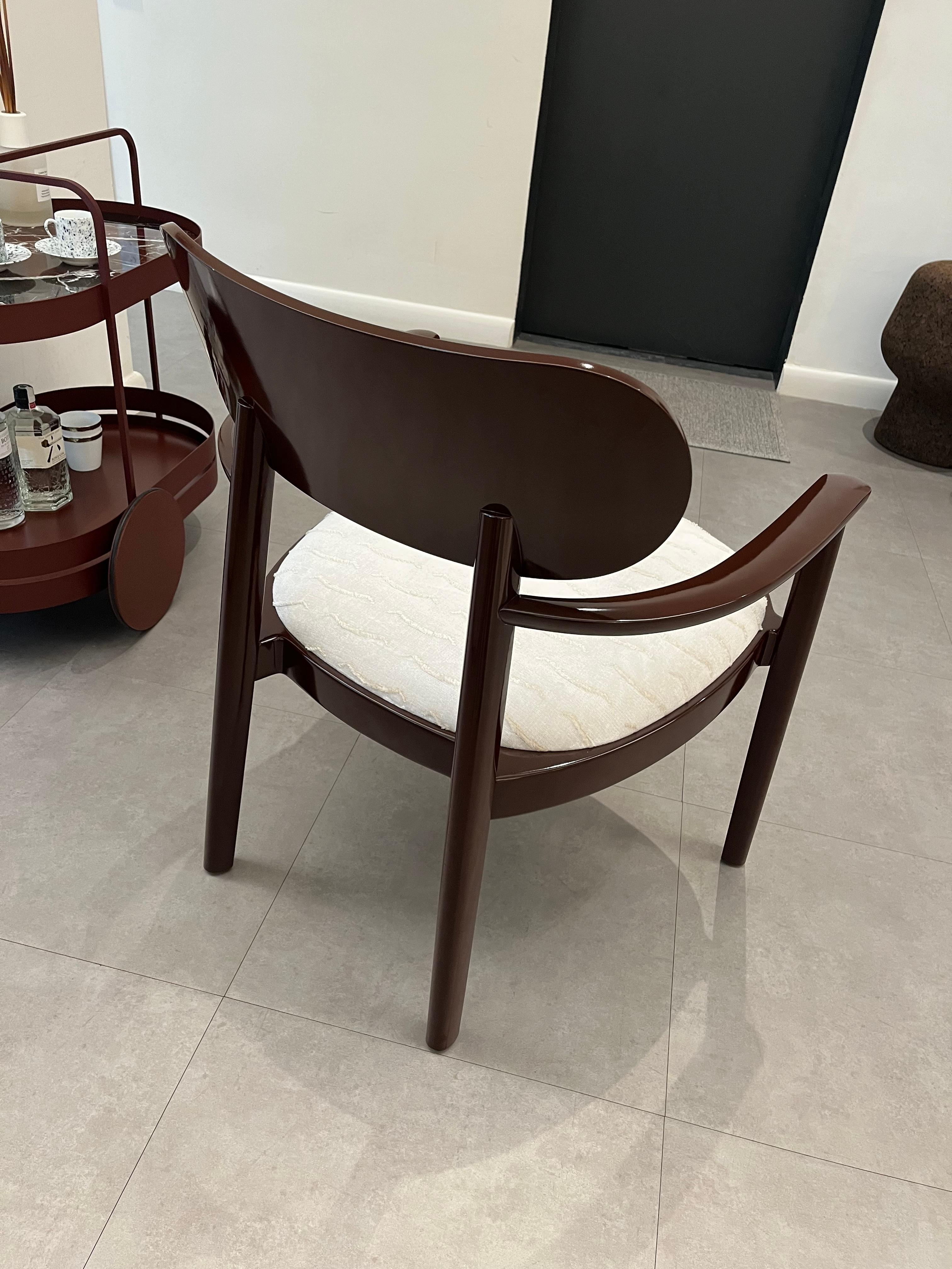 119 SPSilla de salón de madera maciza de Sebastian Herkner en STOCK Tela en venta