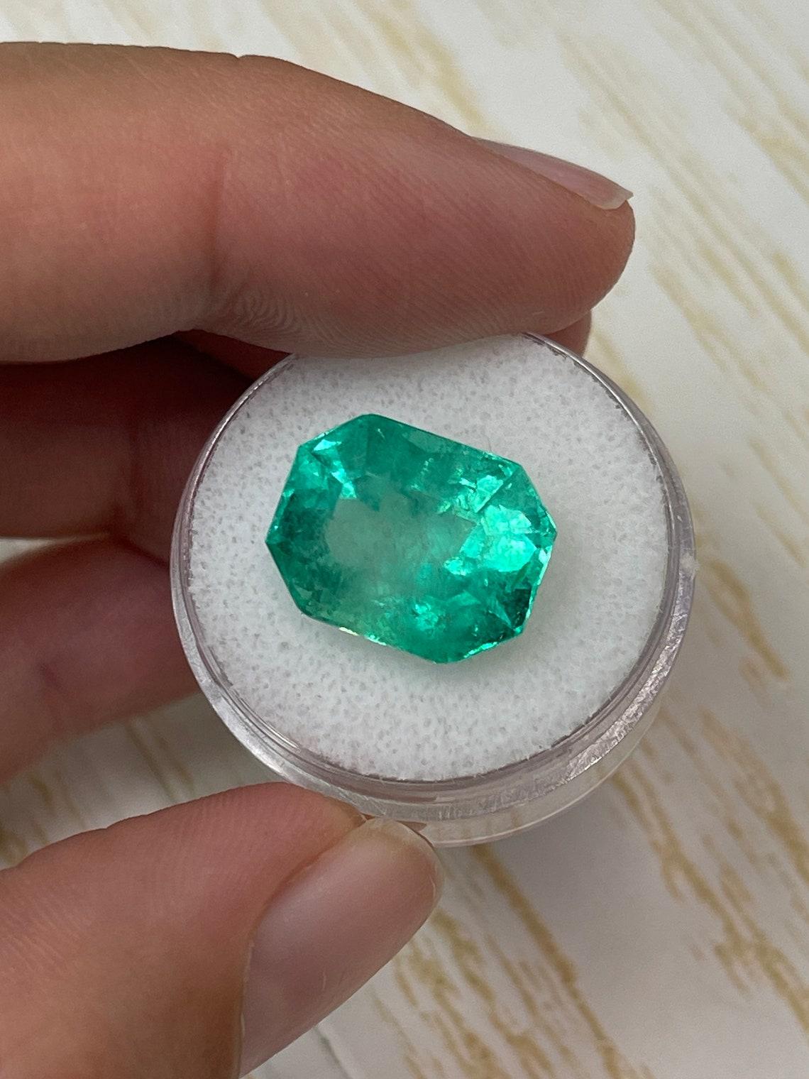 11.90 Carat 15x12 Fine Colombian Emerald - Emerald Cut, Muzo Green May Birthston In New Condition For Sale In Jupiter, FL