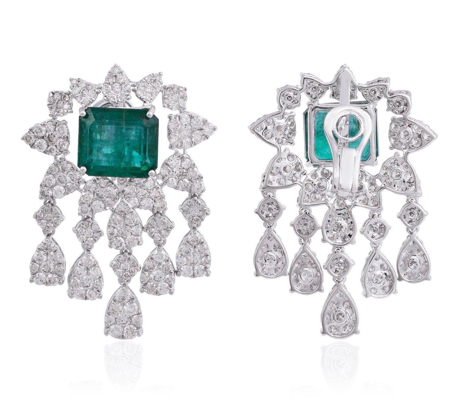 Ces boucles d'oreilles exquises sont fabriquées à la main en or 18 carats. Elle est sertie d'une émeraude de 11,90 carats et de 7,20 carats de diamants étincelants. 

SUIVEZ la vitrine de MEGHNA JEWELS pour découvrir la dernière collection et les