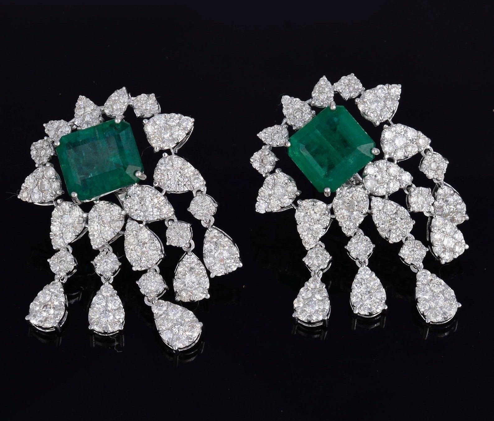 Taille mixte Boucles d'oreilles chandelier en or 18 carats avec diamants et émeraudes de 11,90 carats en vente