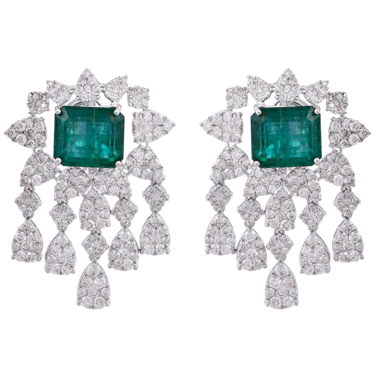 Boucles d'oreilles chandelier en or 18 carats avec diamants et émeraudes de 11,90 carats en vente