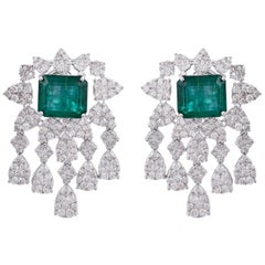 Boucles d'oreilles chandelier en or 18 carats avec diamants et émeraudes de 11,90 carats