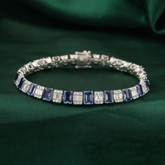 11,91 Karat. Tennisarmband aus 18-karätigem Weißgold mit blauem Saphir und Diamanten (2,90 Karat)