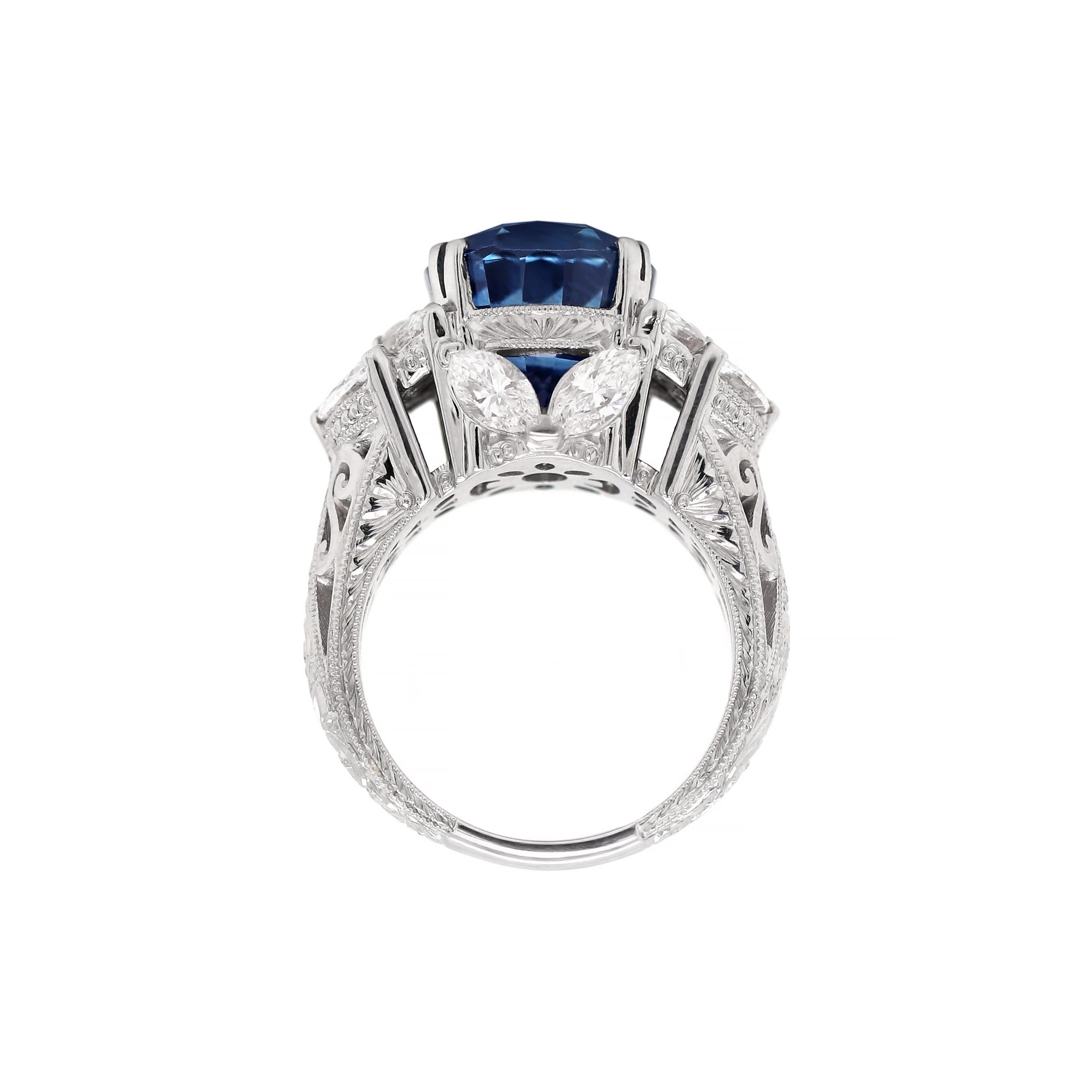 11.92 Carat Natural Unheated Blue Sapphire and Diamond 18ct Gold Cocktail Ring In Excellent Condition For Sale In London, GB