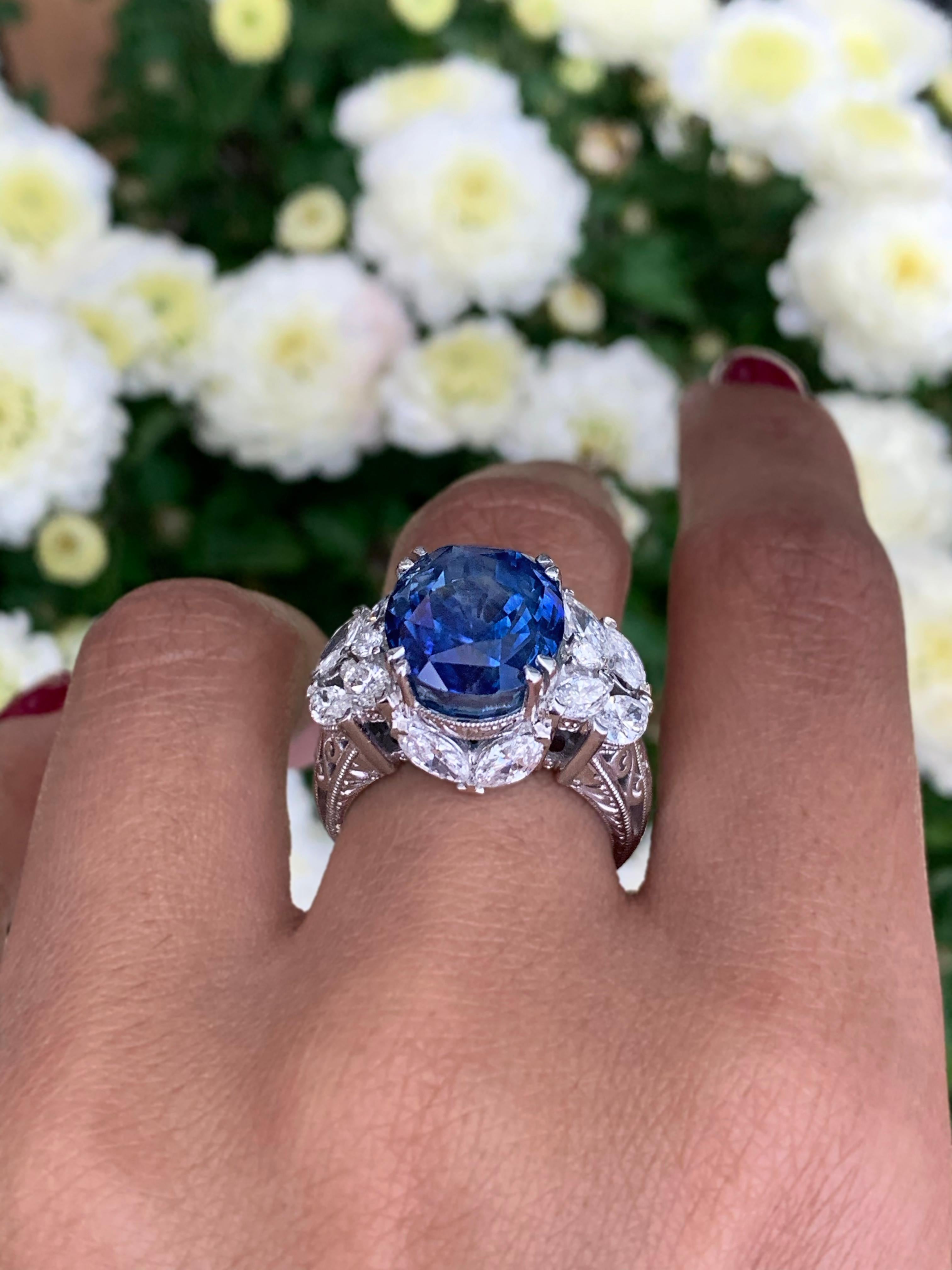 11.92 Carat Natural Unheated Blue Sapphire and Diamond 18ct Gold Cocktail Ring For Sale 1