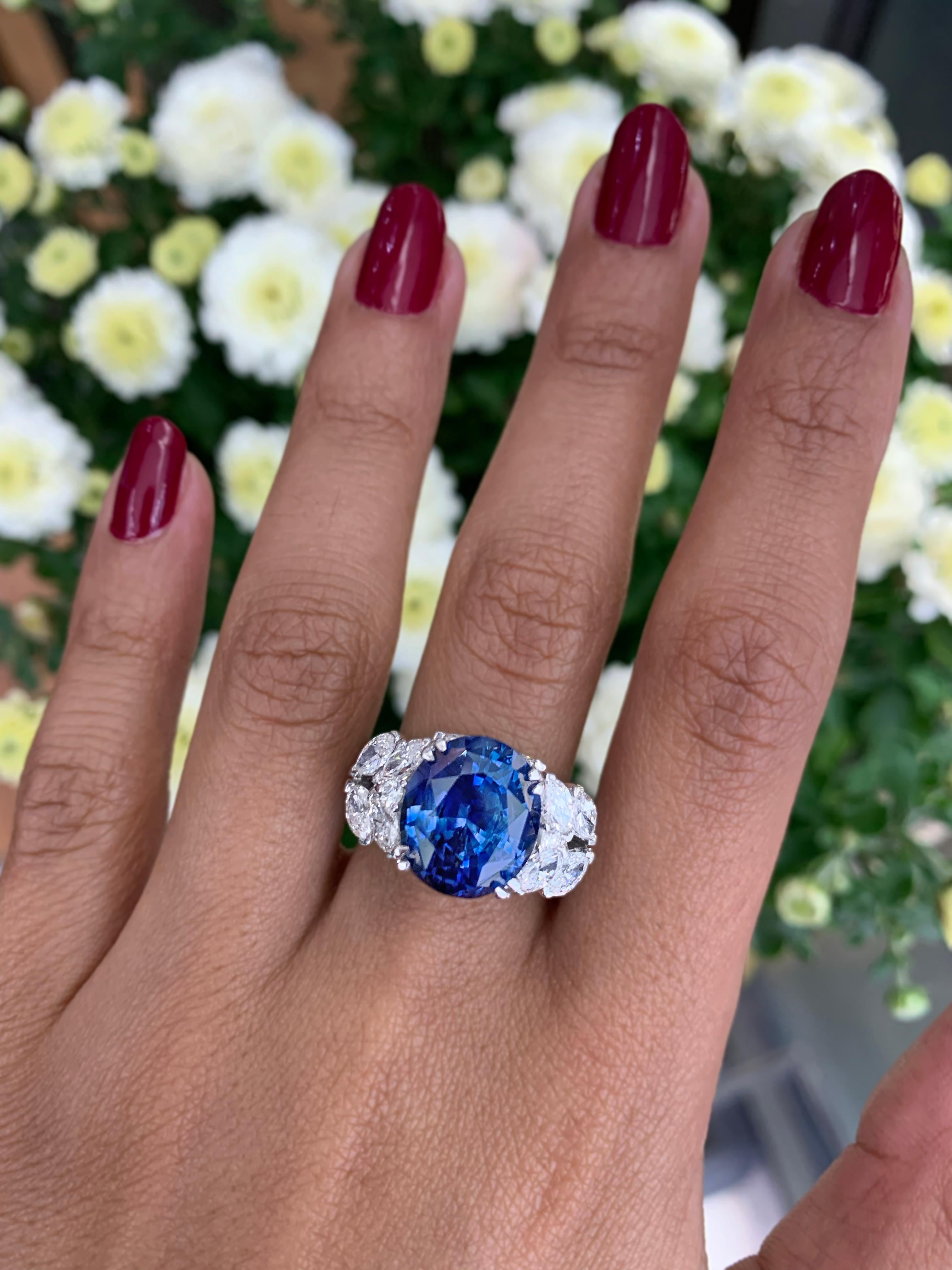 11.92 Carat Natural Unheated Blue Sapphire and Diamond 18ct Gold Cocktail Ring For Sale 3