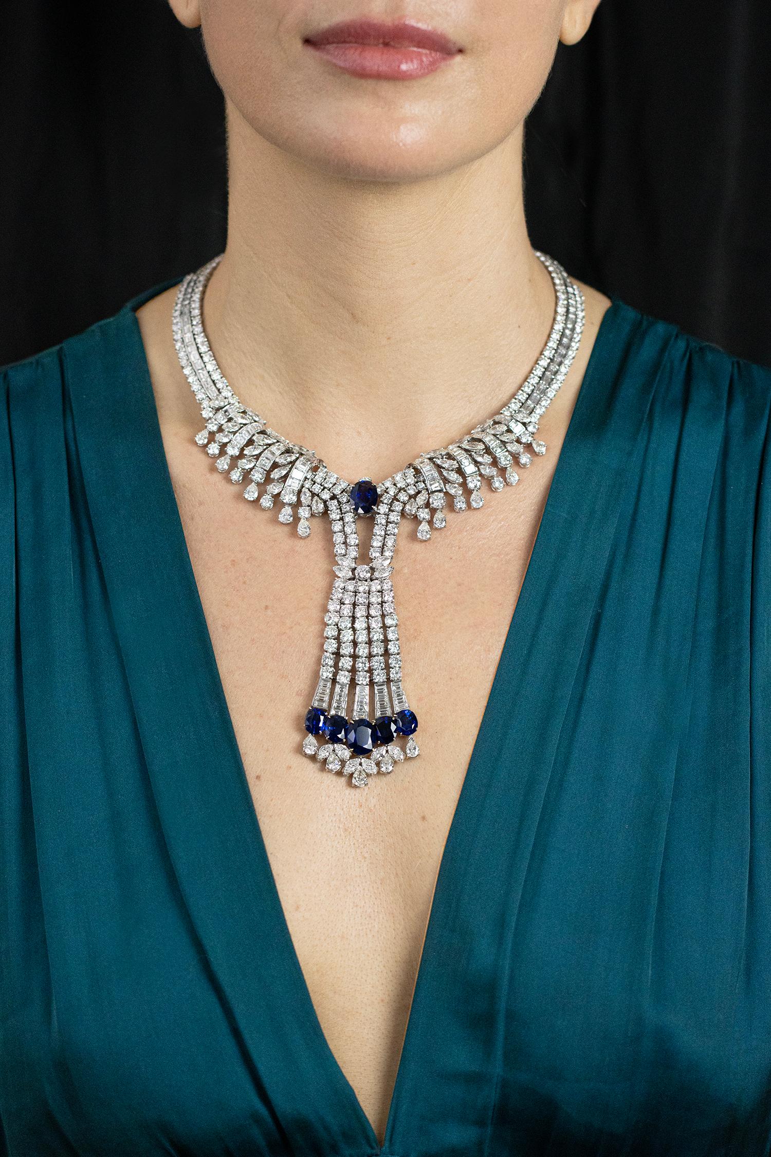 Una splendida e importante collana con sei zaffiri taglio ovale per un totale di 29,10 carati. Accentuato da diamanti a taglio misto per un peso totale di 90,20 carati. Una splendida collana con un design a goccia profonda, incastonata in oro bianco