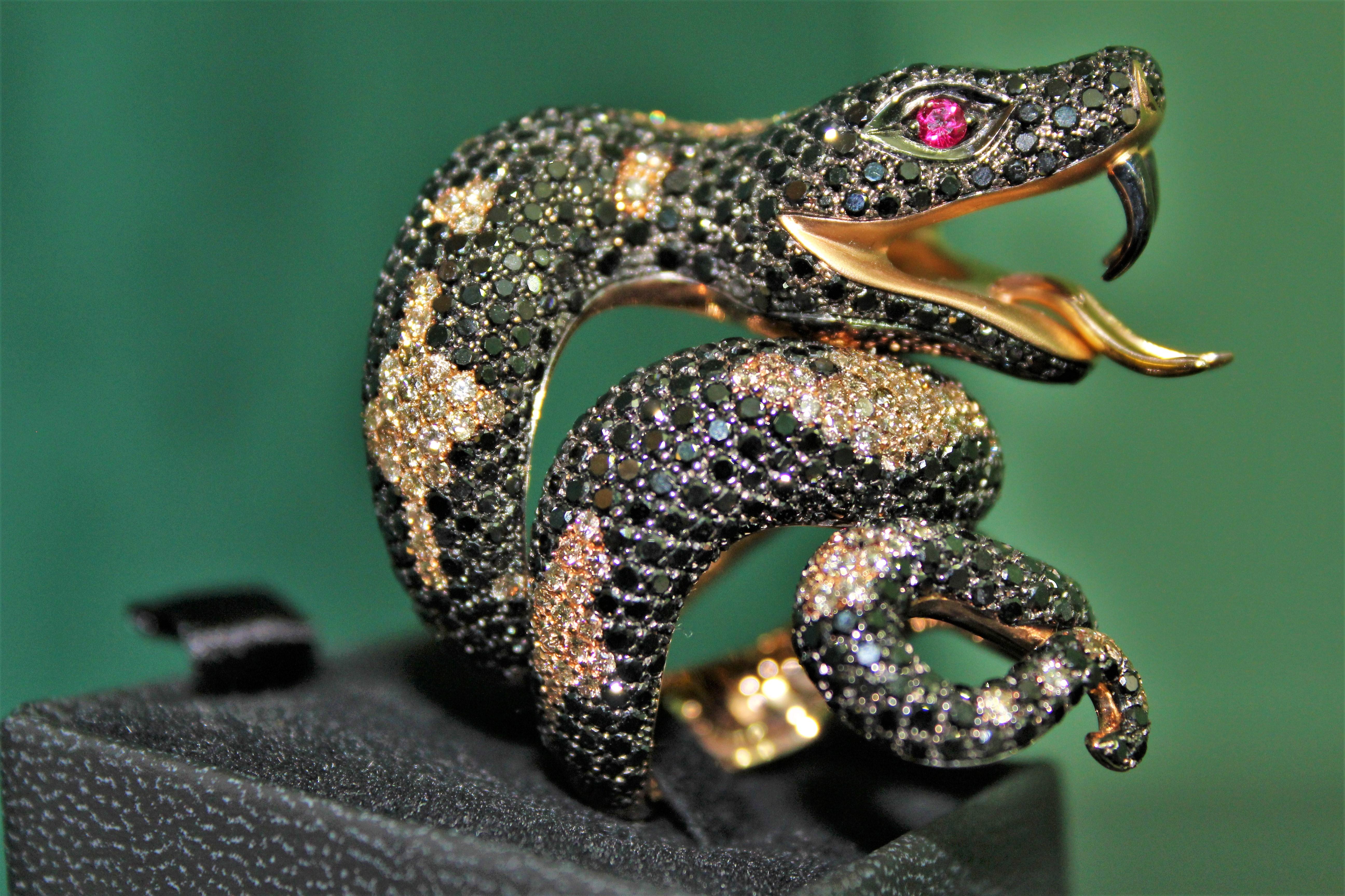 11.95 Carat Black Diamonds 2.44 Brown Diamonds 18 Karat Gold Snake Fashion Ring For Sale 7
