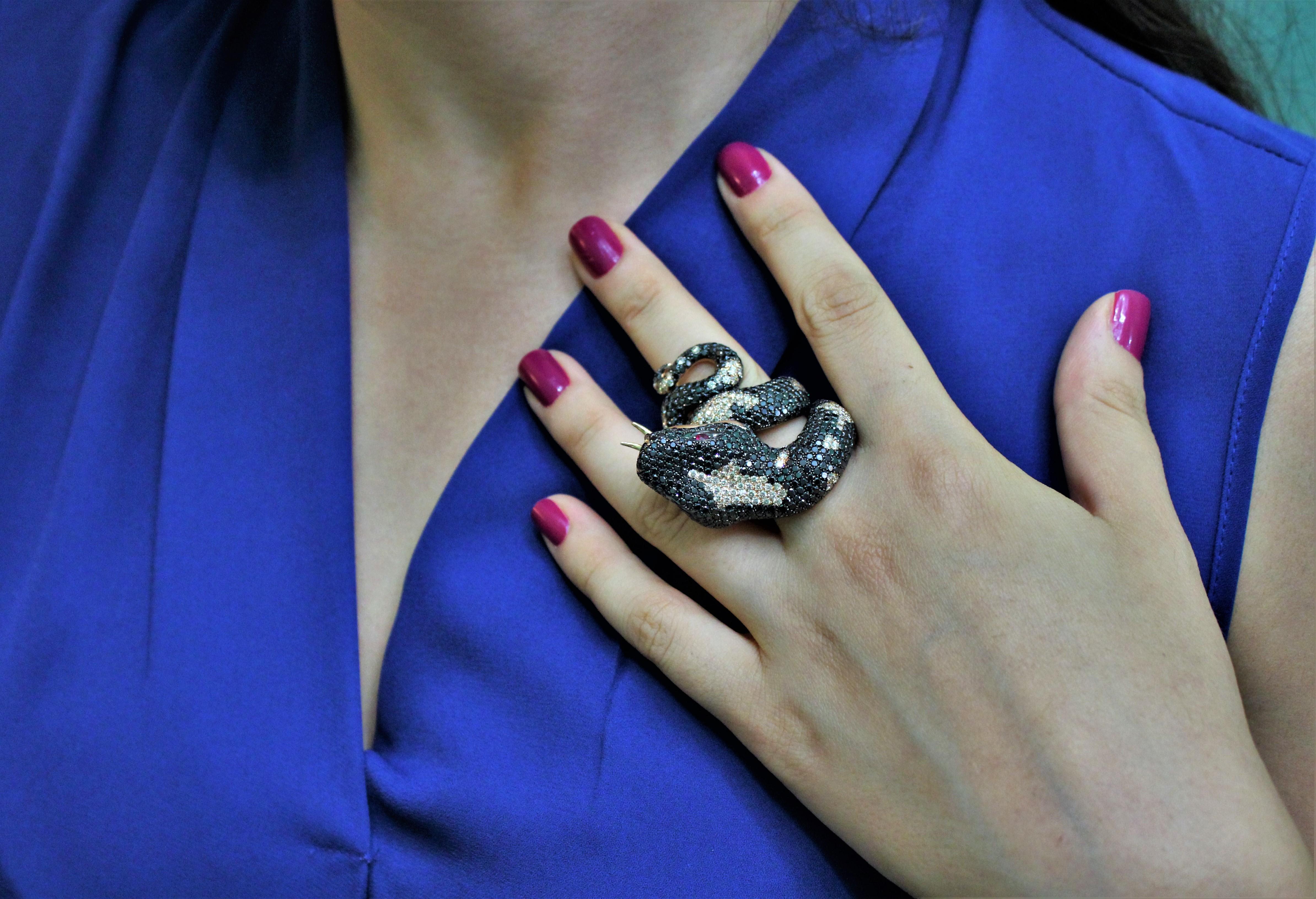 Women's 11.95 Carat Black Diamonds 2.44 Brown Diamonds 18 Karat Gold Snake Fashion Ring For Sale