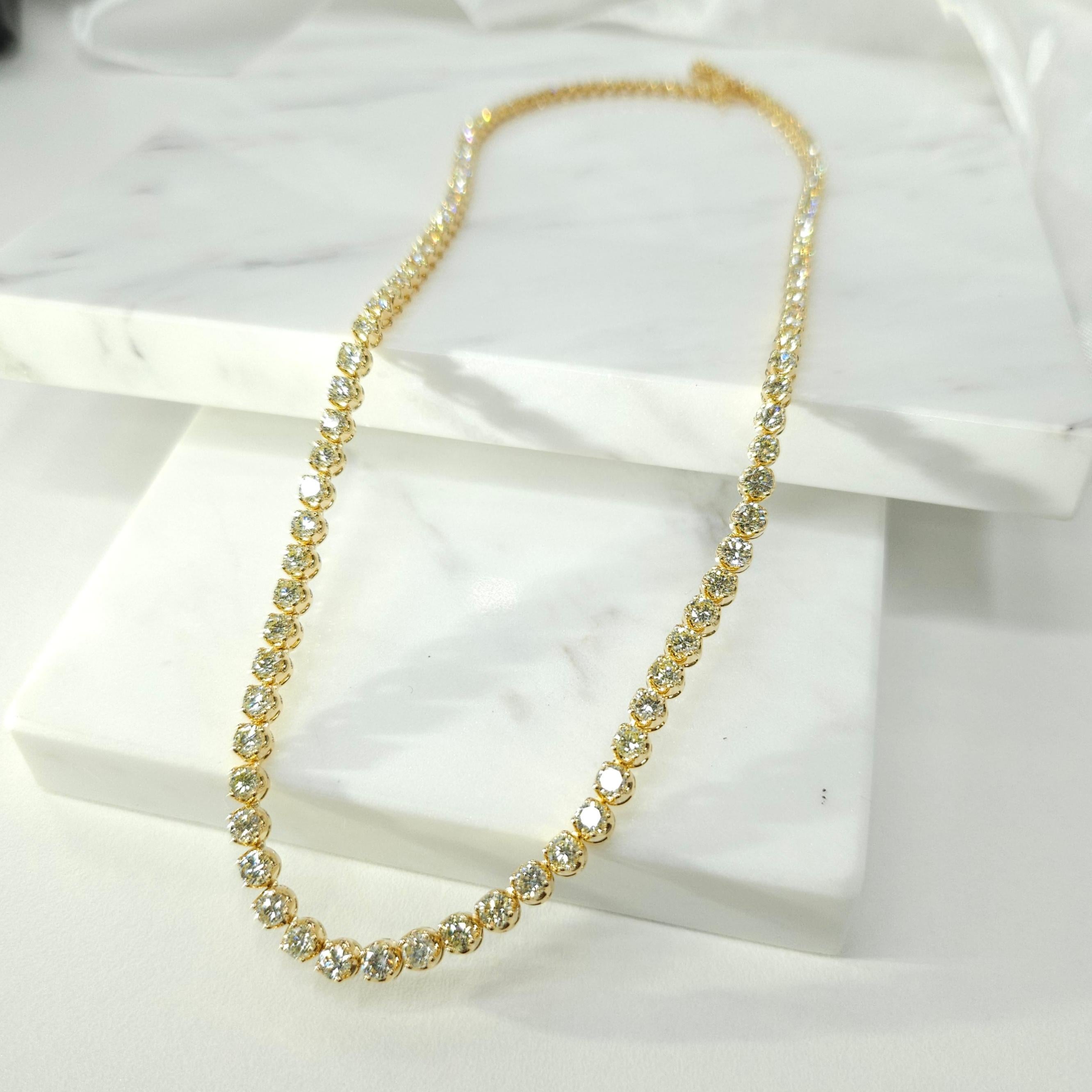 11.95 Carat Round Diamond Tennis Necklace in 18K Yellow Gold In New Condition For Sale In KOWLOON, HK