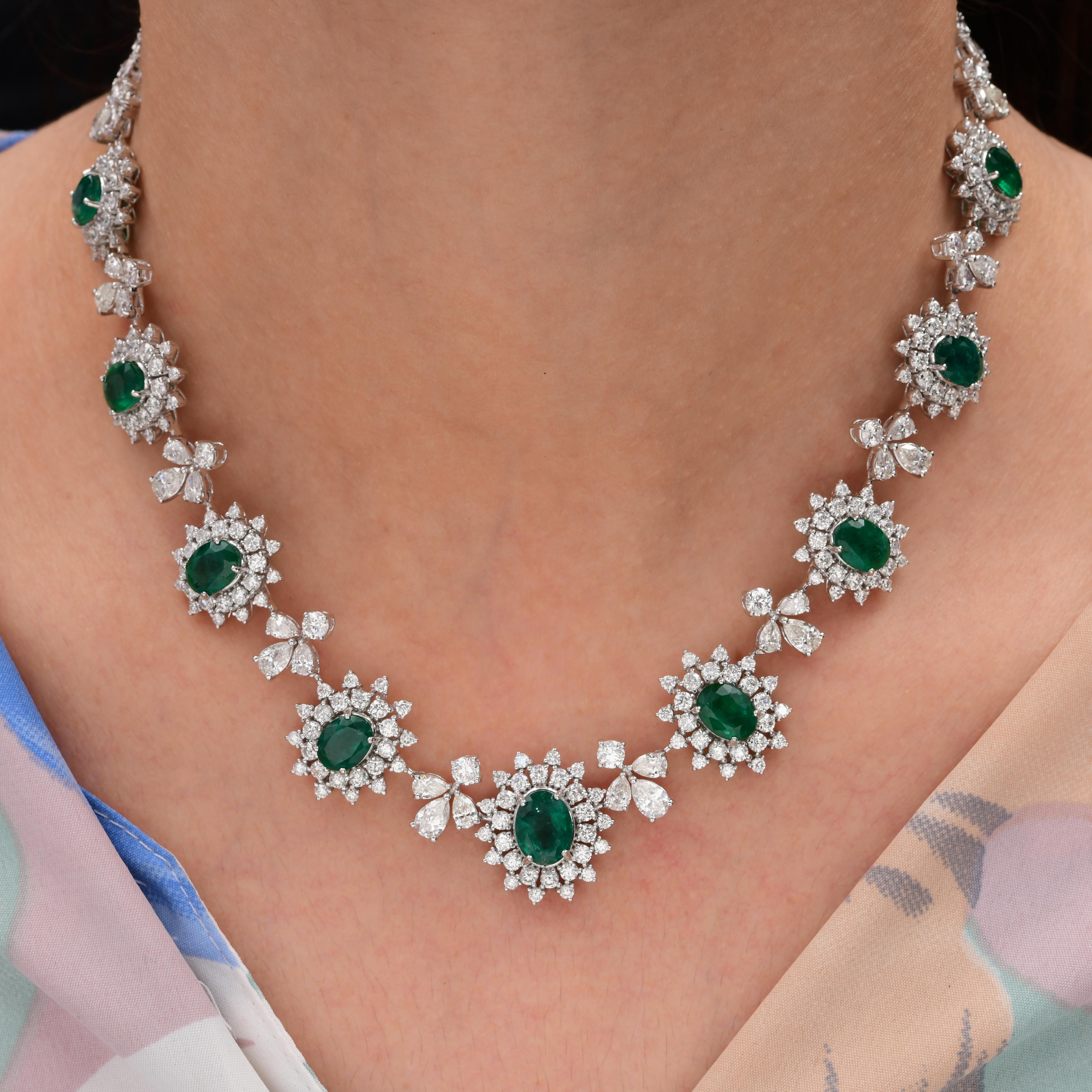 Dieses exquisite Collier aus 18 Karat Gold ist mit 11,95 Karat Smaragd und 13,60 Karat funkelnden Diamanten besetzt. Der Smaragd ist ein Mai-Geburtsstein und soll den Intellekt verbessern und Wohlstand anziehen. Ein wunderbares Geschenk für Mama,