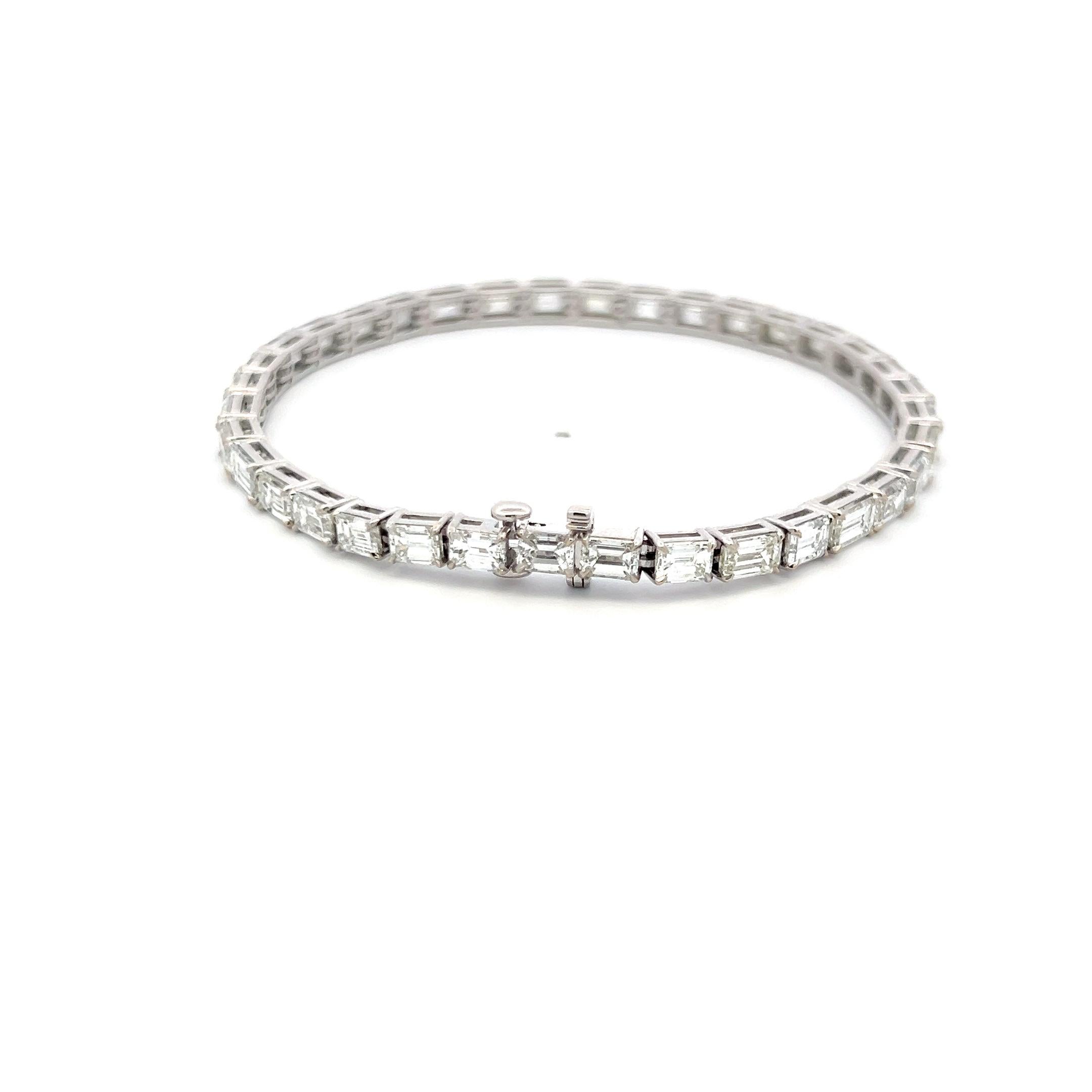 11,96 Karat Smaragdschliff H VS Diamant 18 Karat Weißgold Tennisarmband im Zustand „Gut“ in New York, NY