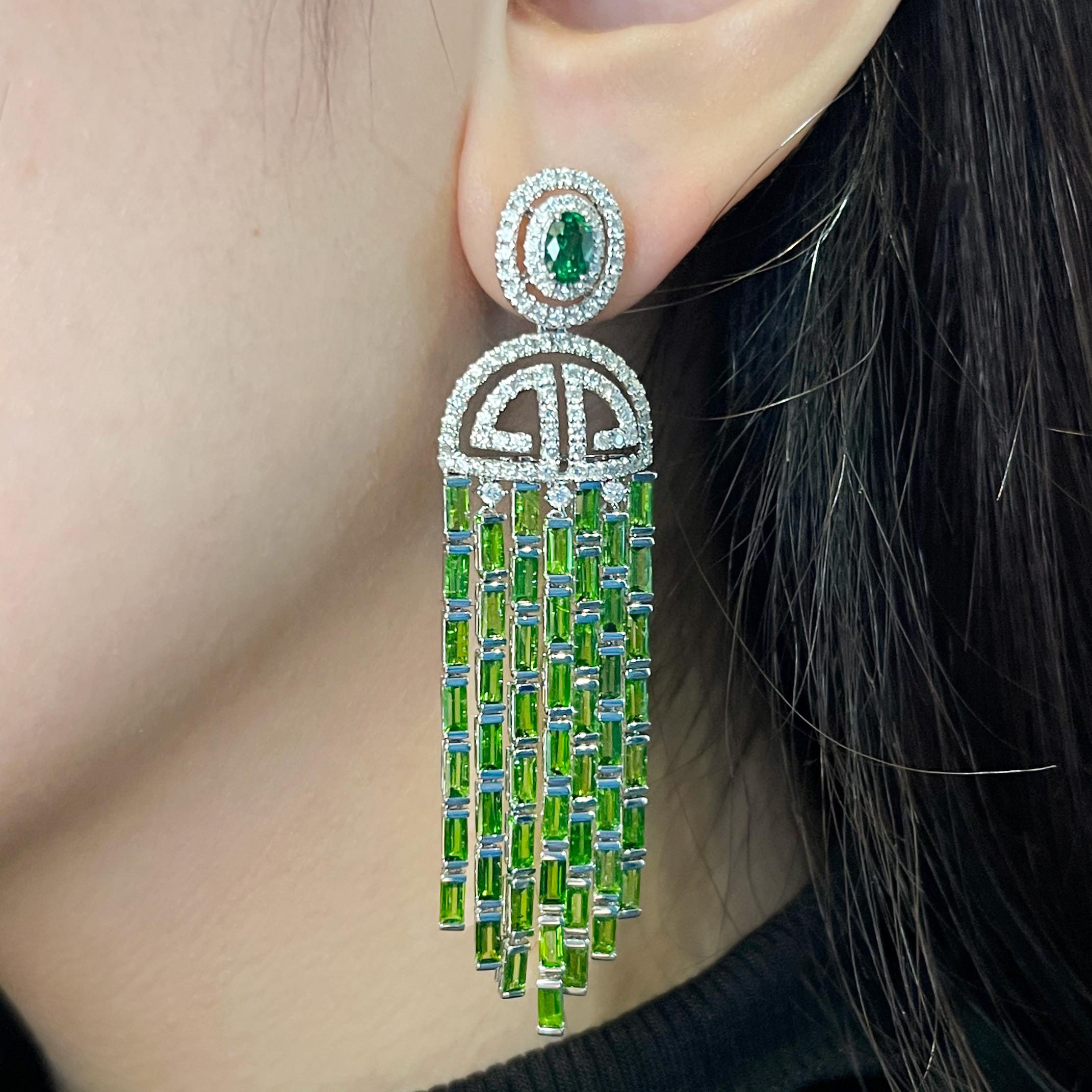 11.96 Carats Shimmering Dangling Tsavorite & 1.74 Carats White Diamond Earring In New Condition For Sale In Hung Hom, HK