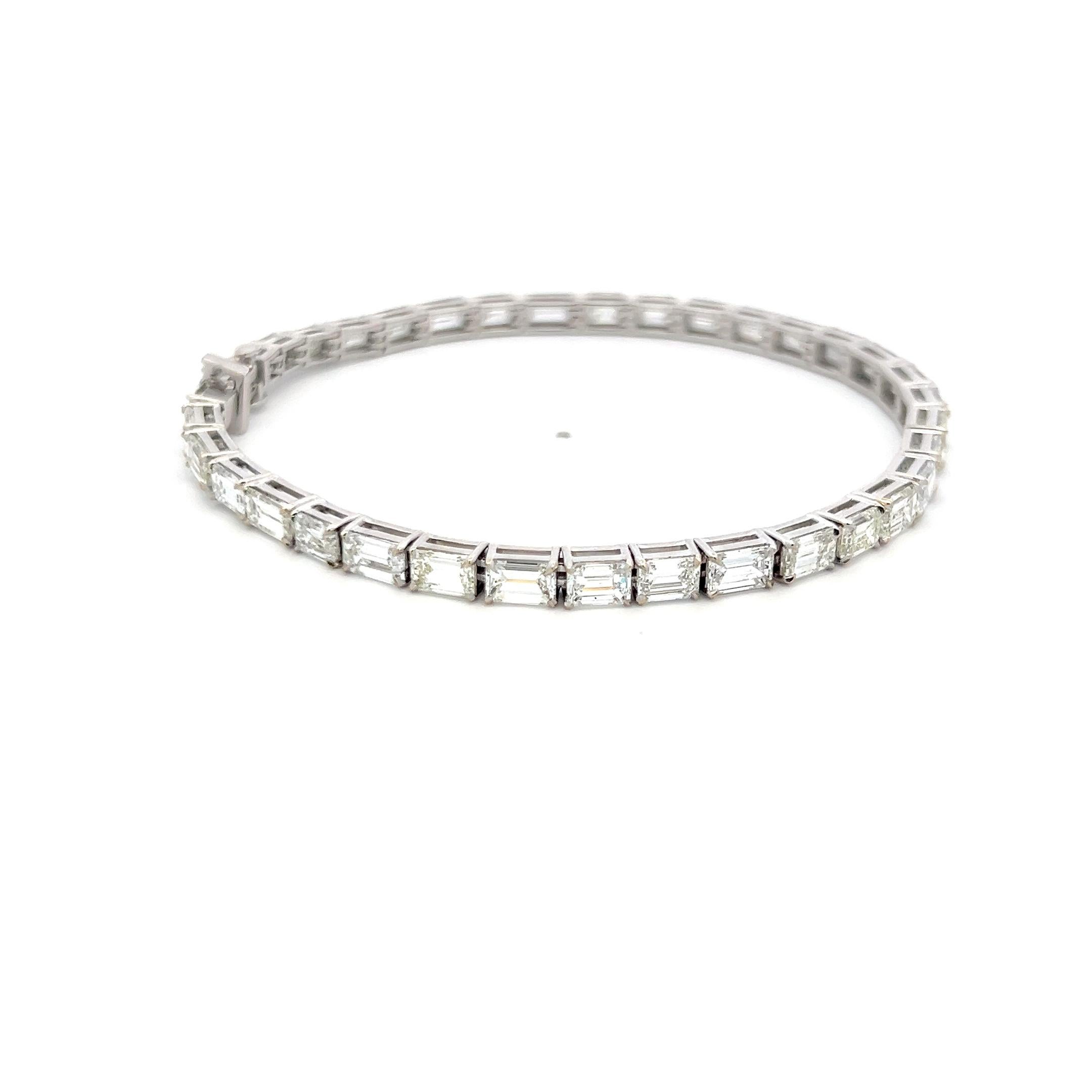 Título:
Esta exquisita pulsera de tenis exhibe 11,96 quilates de diamantes talla esmeralda bellamente combinados, cada uno de ellos de color H y claridad VS. Los diamantes están engastados en elegantes y mínimas cestas de oro blanco de 18 quilates