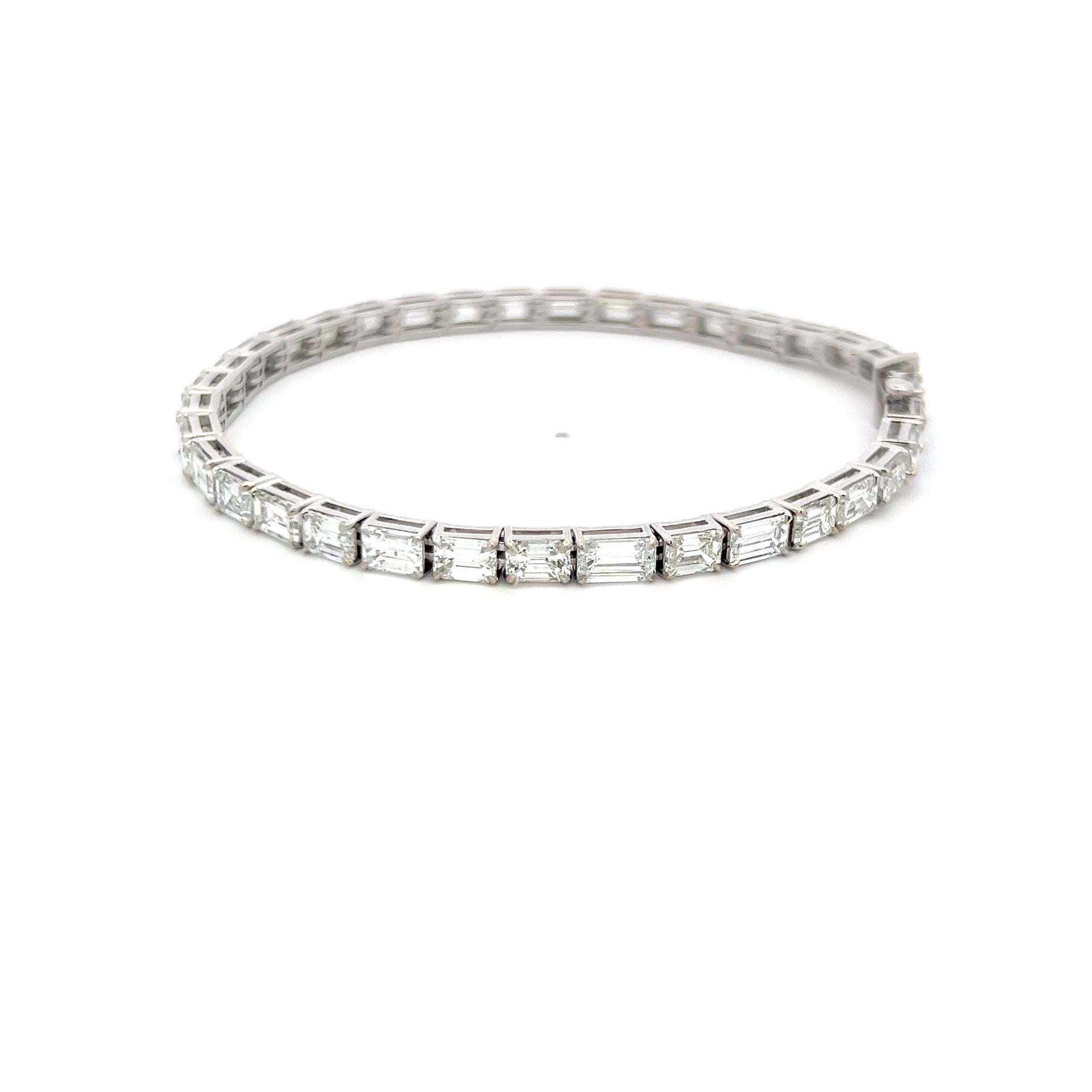 Pulsera de tenis con diamantes talla esmeralda H VS de 11,96 ct en oro blanco de 18 quilates en Bueno estado para la venta en New York, NY