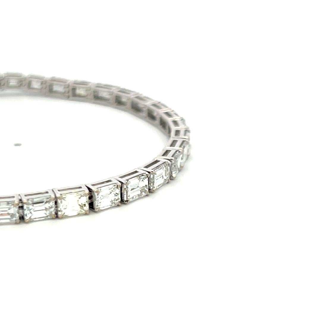 Pulsera de tenis con diamantes talla esmeralda H VS de 11,96 ct en oro blanco de 18 quilates en venta 1