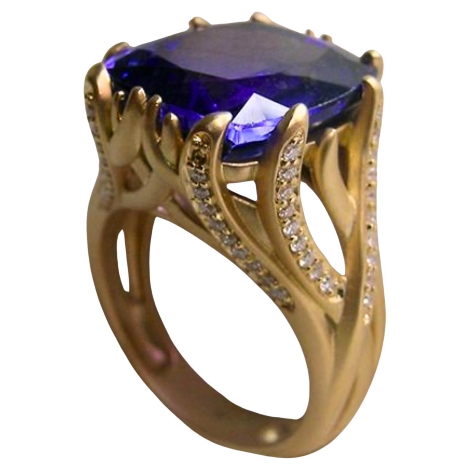 Anillo de cóctel de tanzanita azul-violeta y diamantes de 11,97 quilates en oro amarillo de 18 quilates