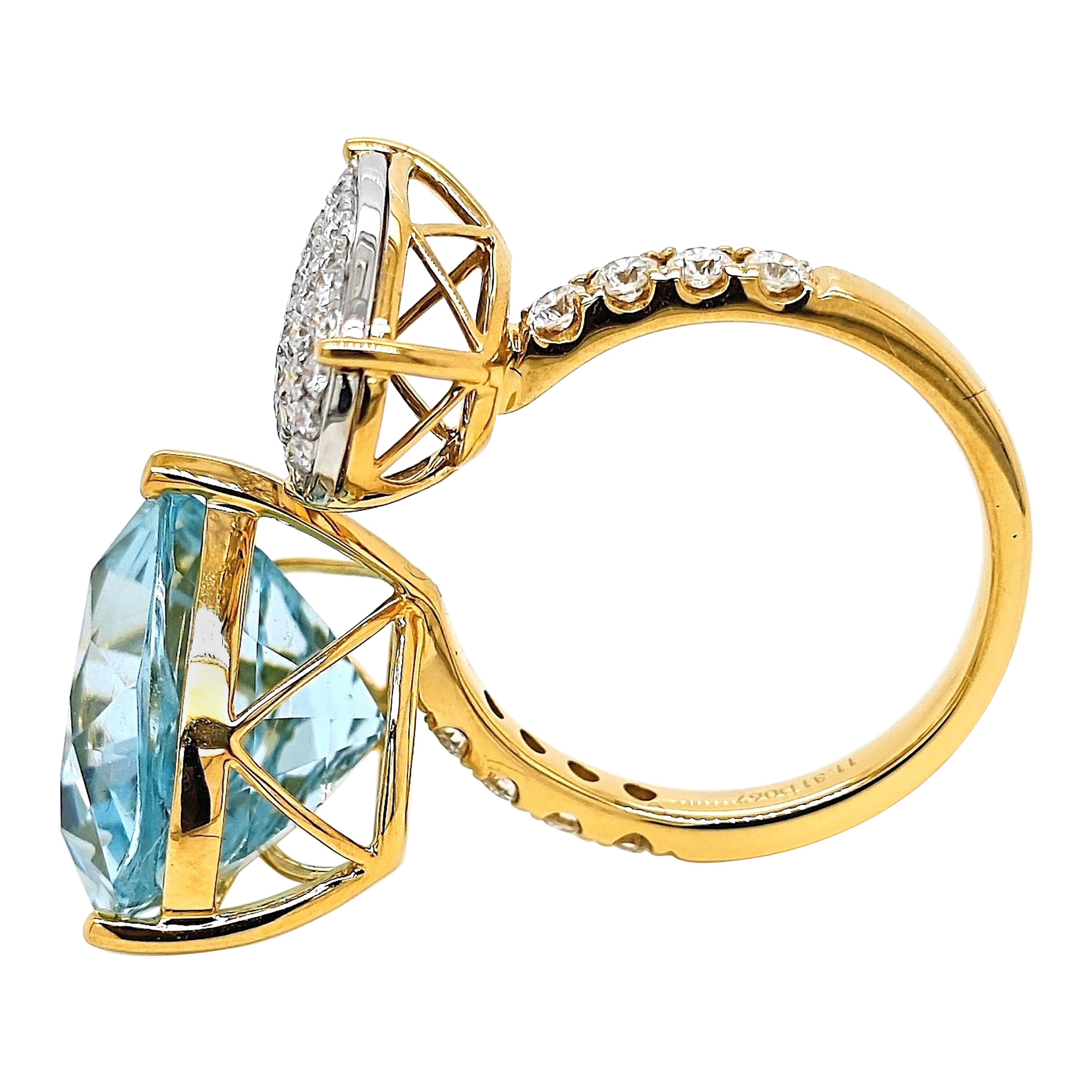 Anello in oro giallo e bianco con acquamarina rotonda e diamanti da 11,98 carati in vendita