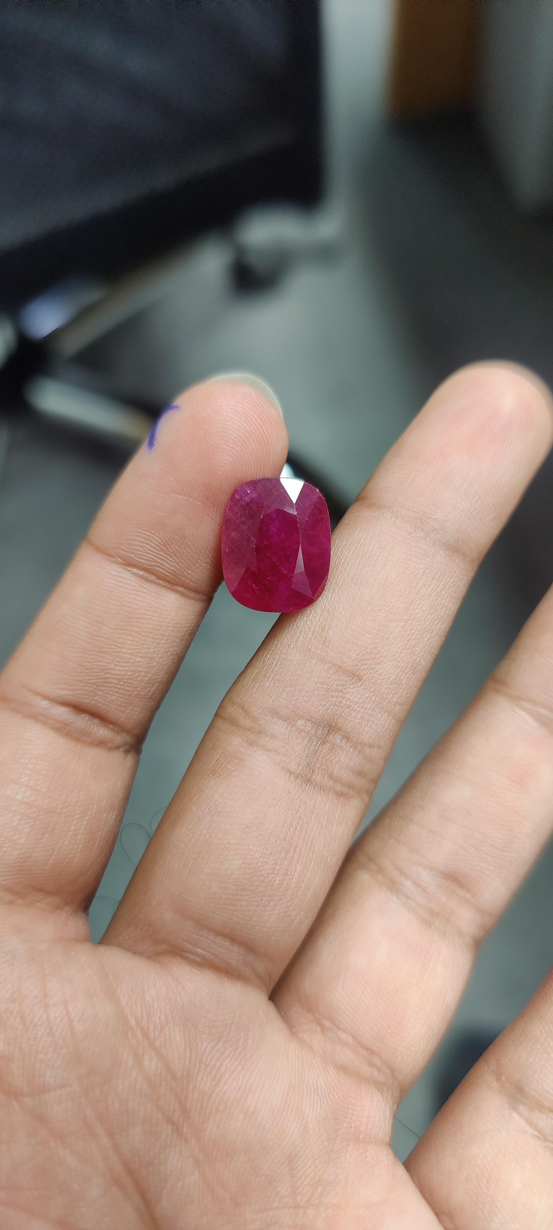 Una splendida gemma di rubino da 11.98 carati. È completamente naturale e di buona qualità. Il rubino ha una forma a cuscino e il suo colore è un profondo rosso sangue di piccione, assolutamente stupefacente. Questa gemma di rubino è stata
