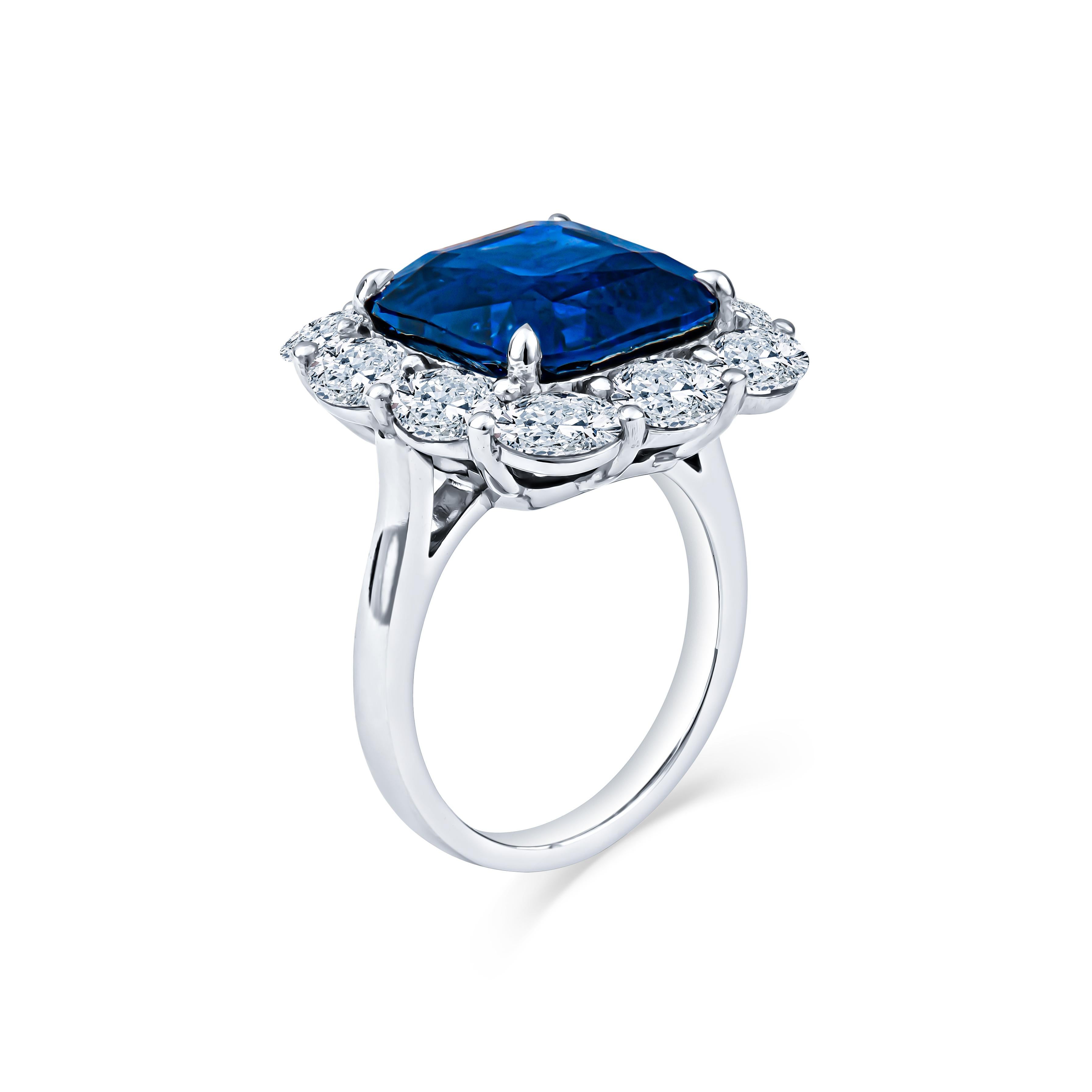 Taglio cuscino Anello in platino con zaffiro taglio cuscino da 11,98 carati e diamante aureolato da 3,42 carati