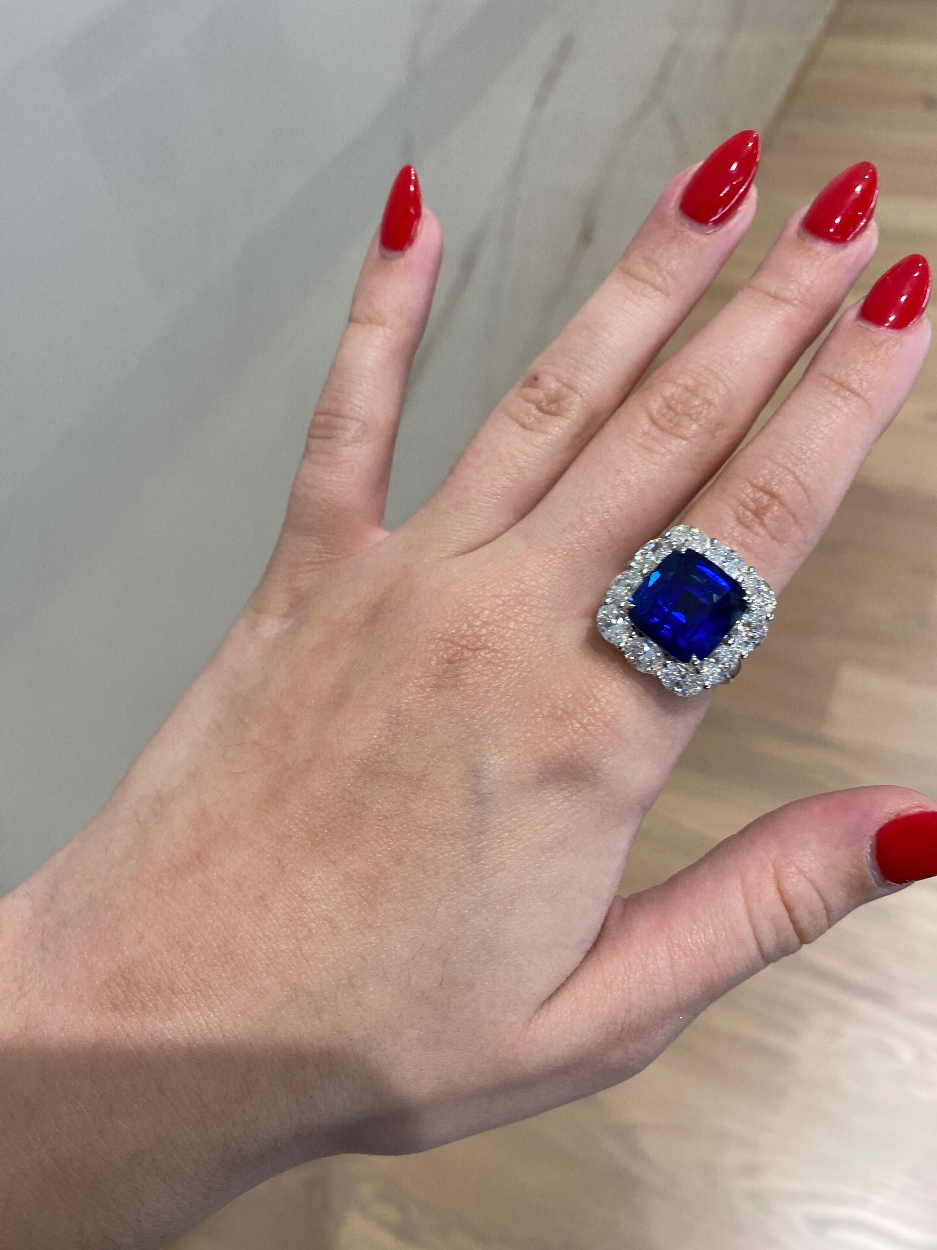 Anello in platino con zaffiro taglio cuscino da 11,98 carati e diamante aureolato da 3,42 carati In condizioni Nuovo a Houston, TX