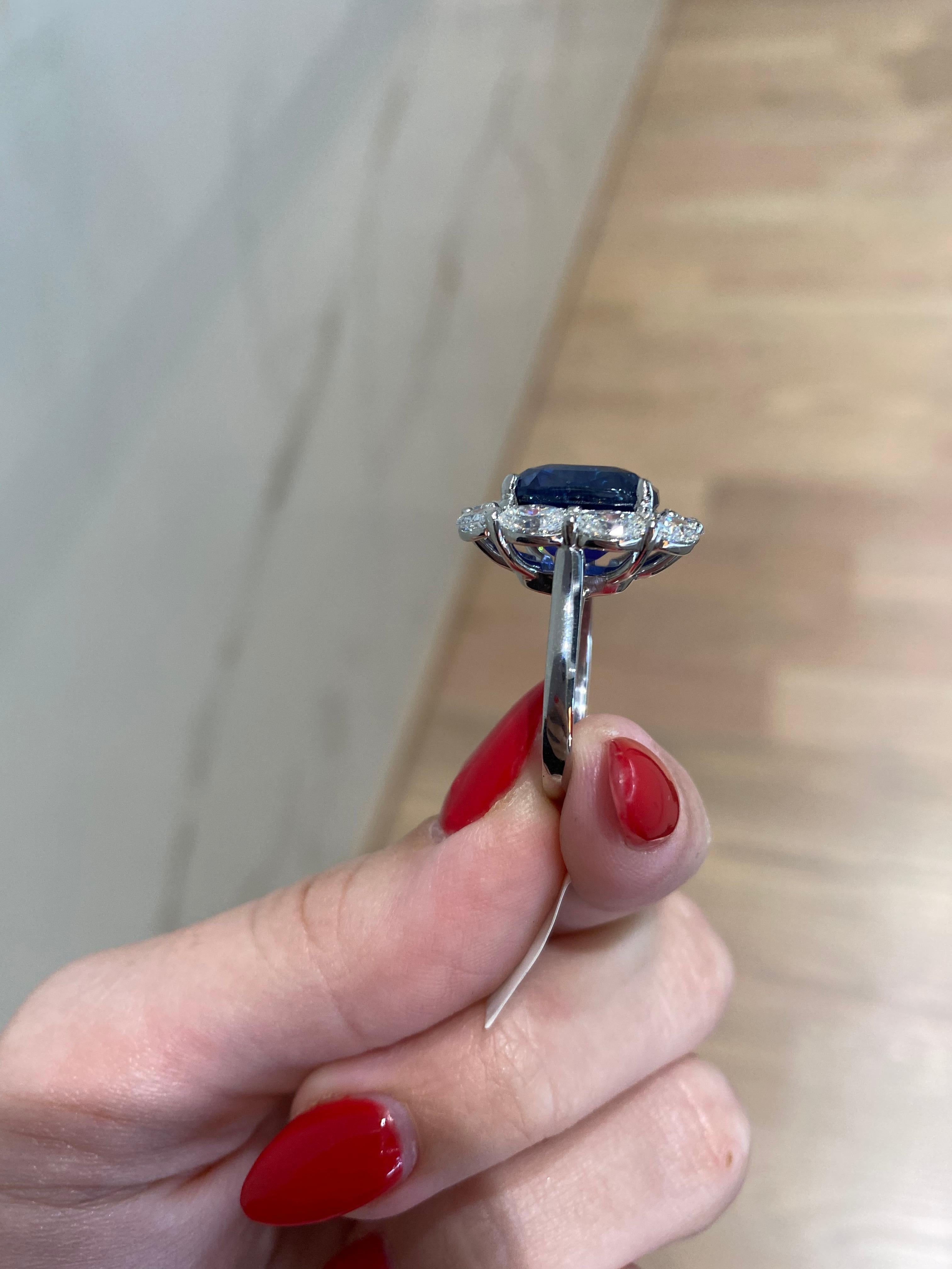 Anello in platino con zaffiro taglio cuscino da 11,98 carati e diamante aureolato da 3,42 carati 1