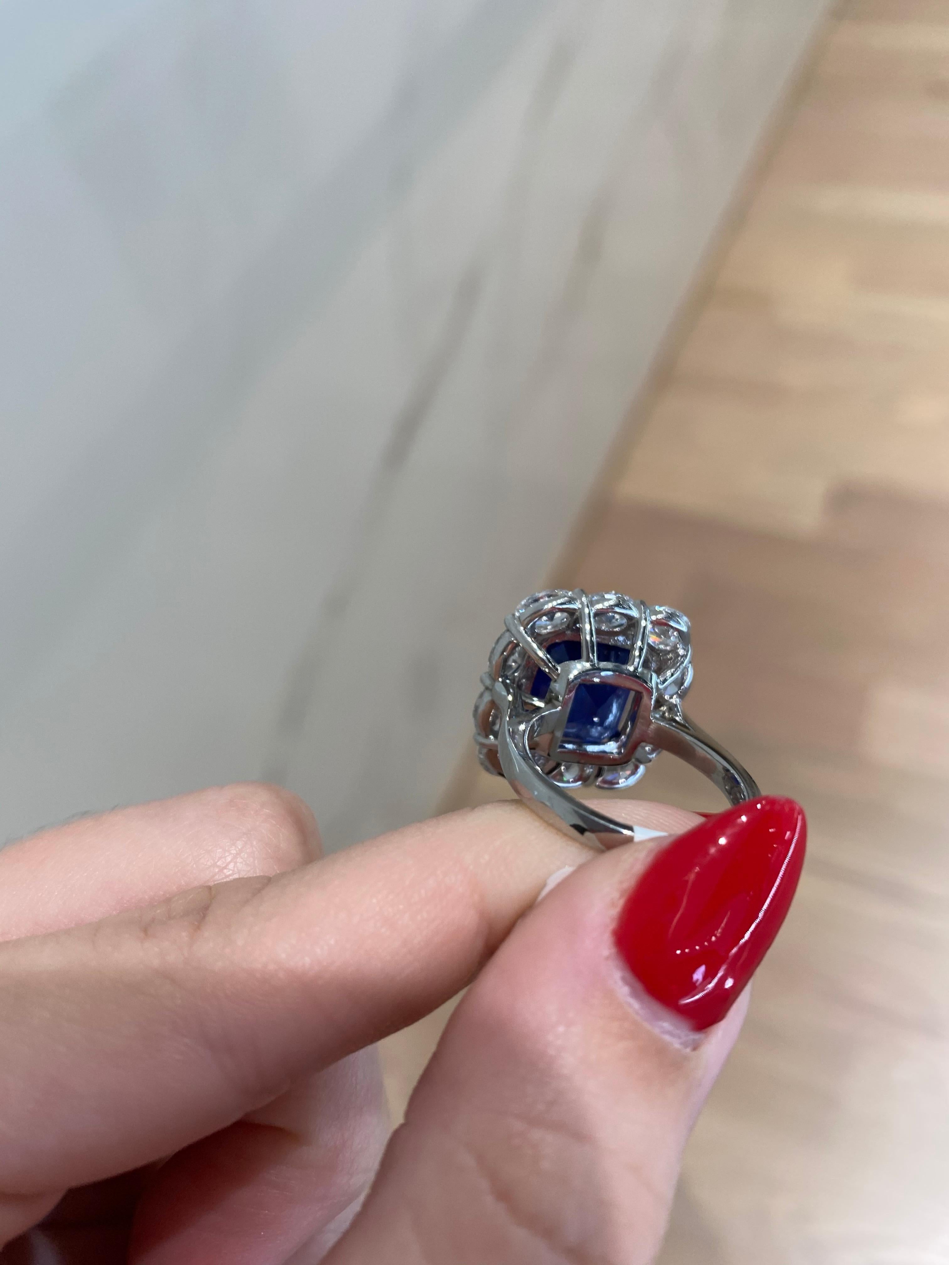 Anello in platino con zaffiro taglio cuscino da 11,98 carati e diamante aureolato da 3,42 carati 2