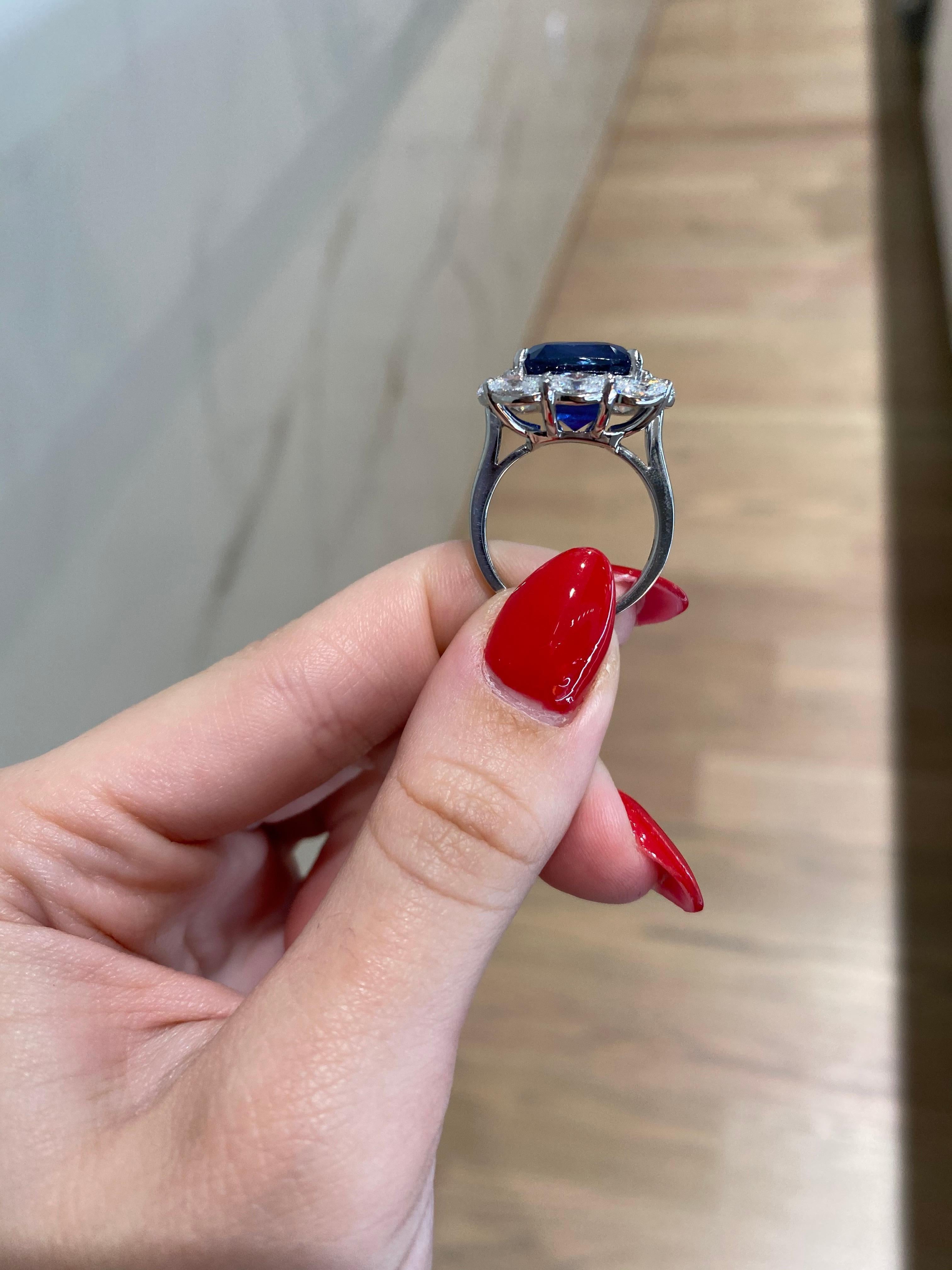 Anello in platino con zaffiro taglio cuscino da 11,98 carati e diamante aureolato da 3,42 carati 3